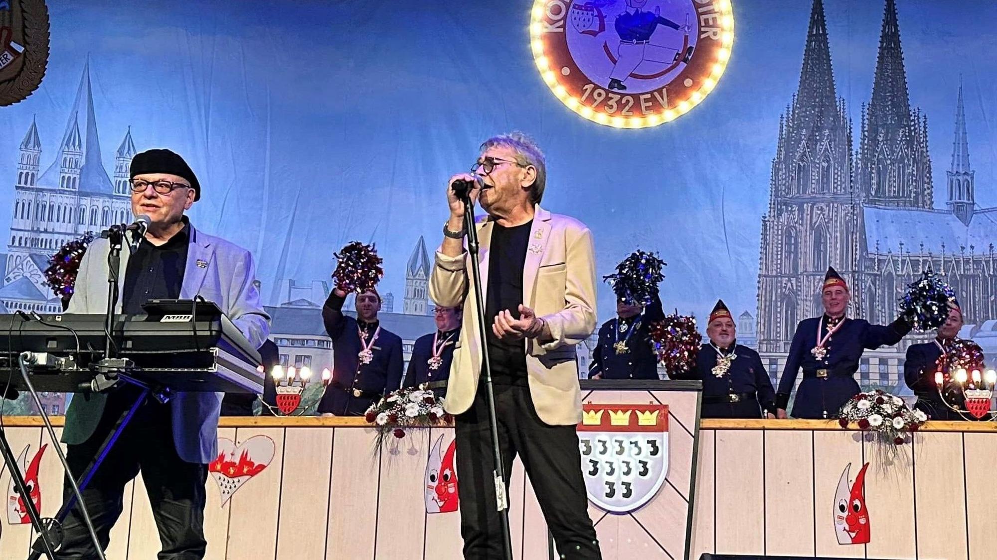 Micky Brühl steht auf der Bühne im Theater am Tanzbrunnen.