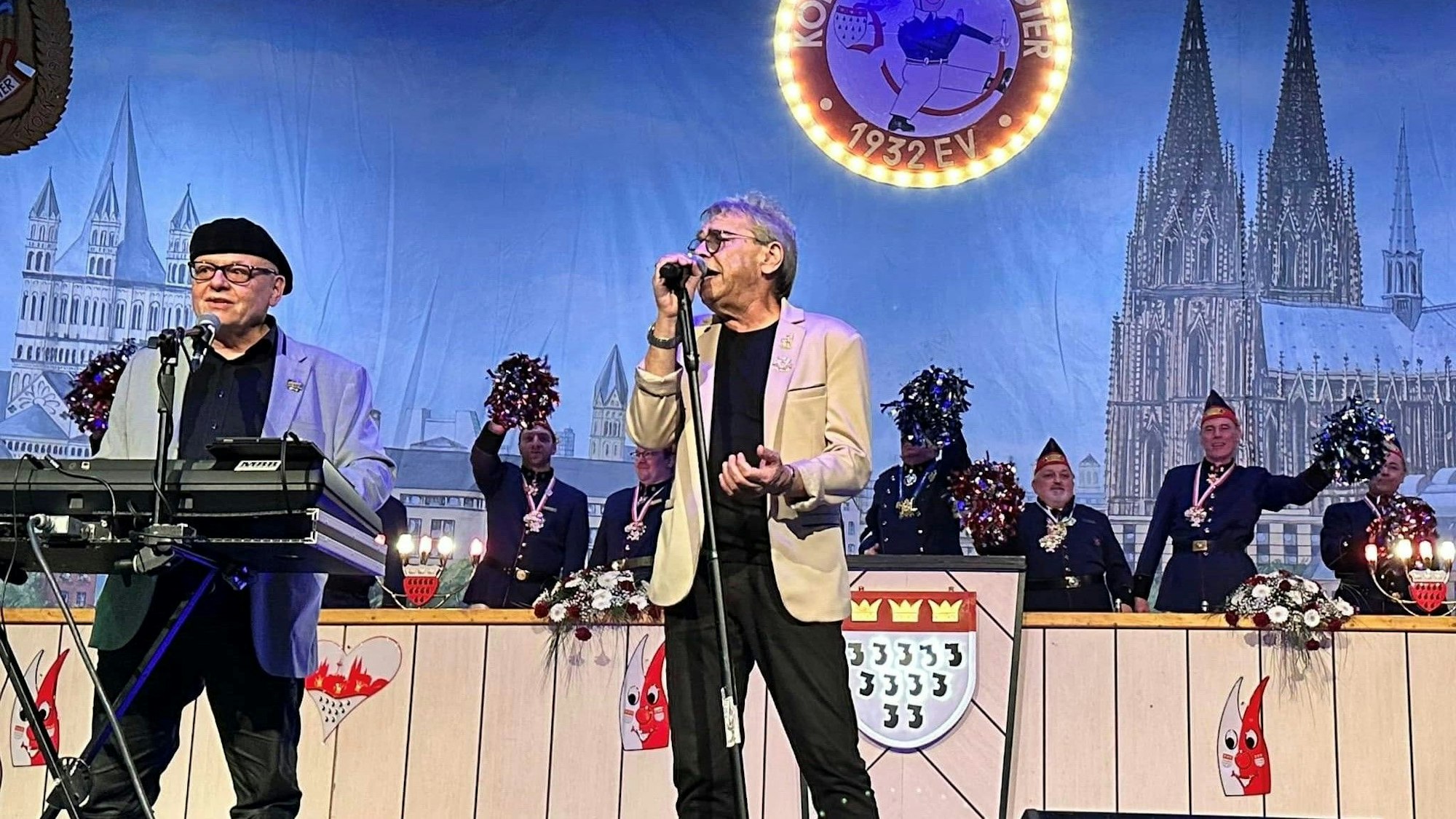 Micky Brühl steht auf der Bühne im Theater am Tanzbrunnen.