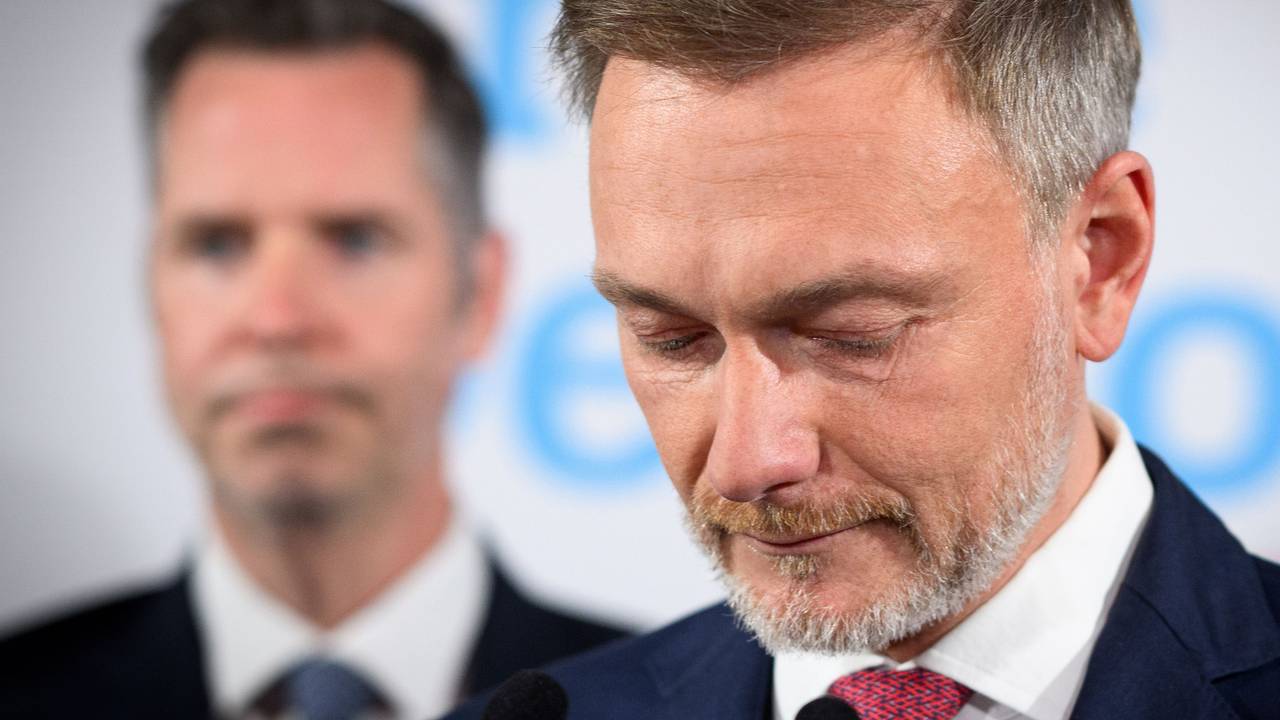 23.02.2025, Berlin: Christian Lindner, Bundesvorsitzender und Spitzenkandidat der FDP, äußert sich bei der Wahlparty der Freien Demokraten (FDP) im Hans-Dietrich-Genscher-Haus, der FDP-Parteizentrale, zu den ersten Prognosen für die Bundestagswahl. Am Sonntag fand die vorgezogene Wahl zum 21. Deutschen Bundestag statt. (Wiederholung mit verändertem Bildausschnitt) Foto: Bernd von Jutrczenka/dpa +++ dpa-Bildfunk +++