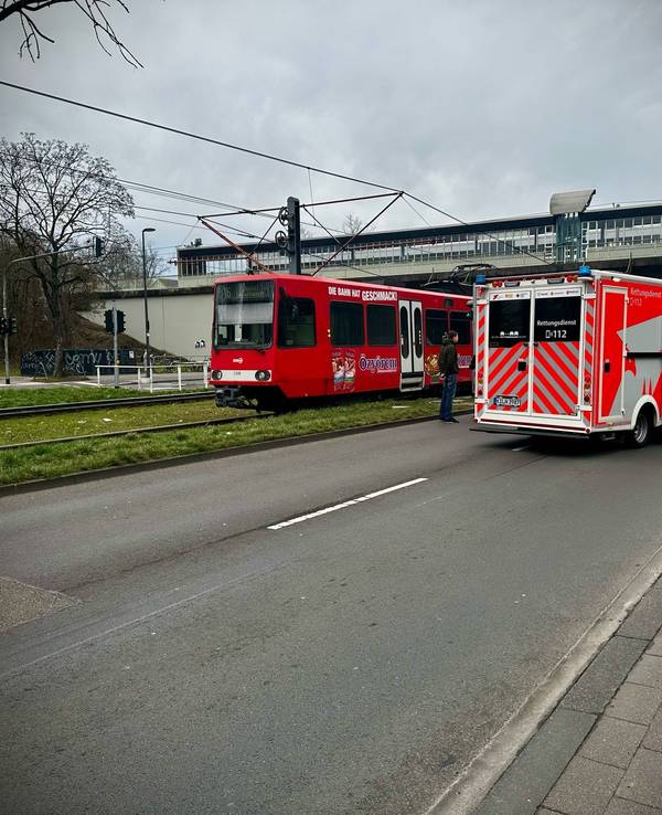An der Haltestelle Amsterdamer Straße/Gürtel kam es am Montagmorgen (24. Februar 2025) zu einem schweren Verkehrsunfall.