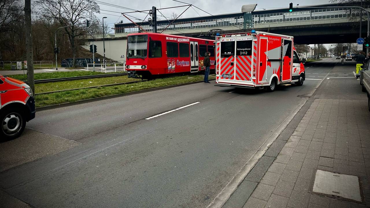 An der Haltestelle Amsterdamer Straße/Gürtel kam es am Montagmorgen (24. Februar 2025) zu einem schweren Verkehrsunfall.