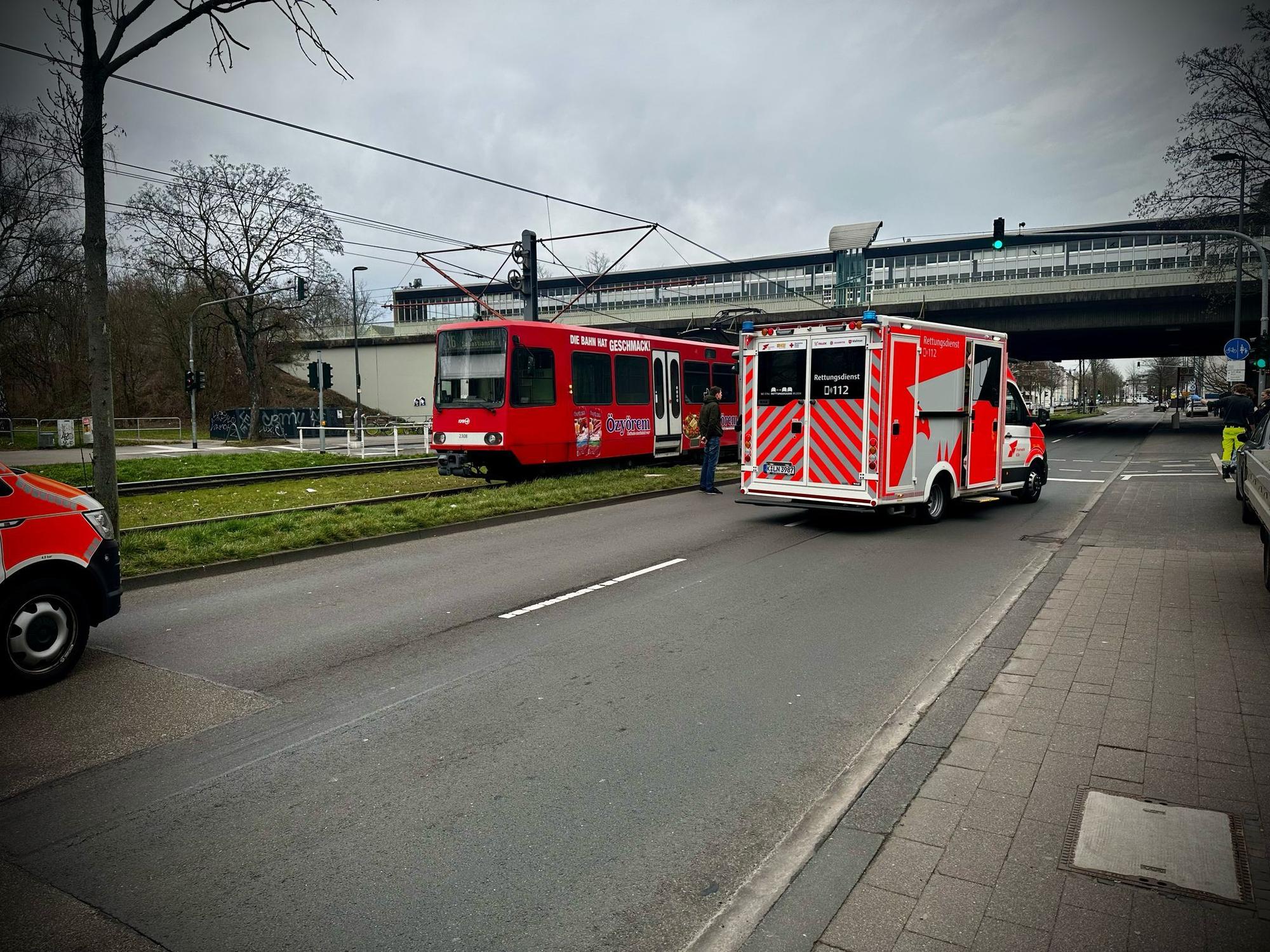 An der Haltestelle Amsterdamer Straße/Gürtel kam es am Montagmorgen (24. Februar 2025) zu einem schweren Verkehrsunfall.