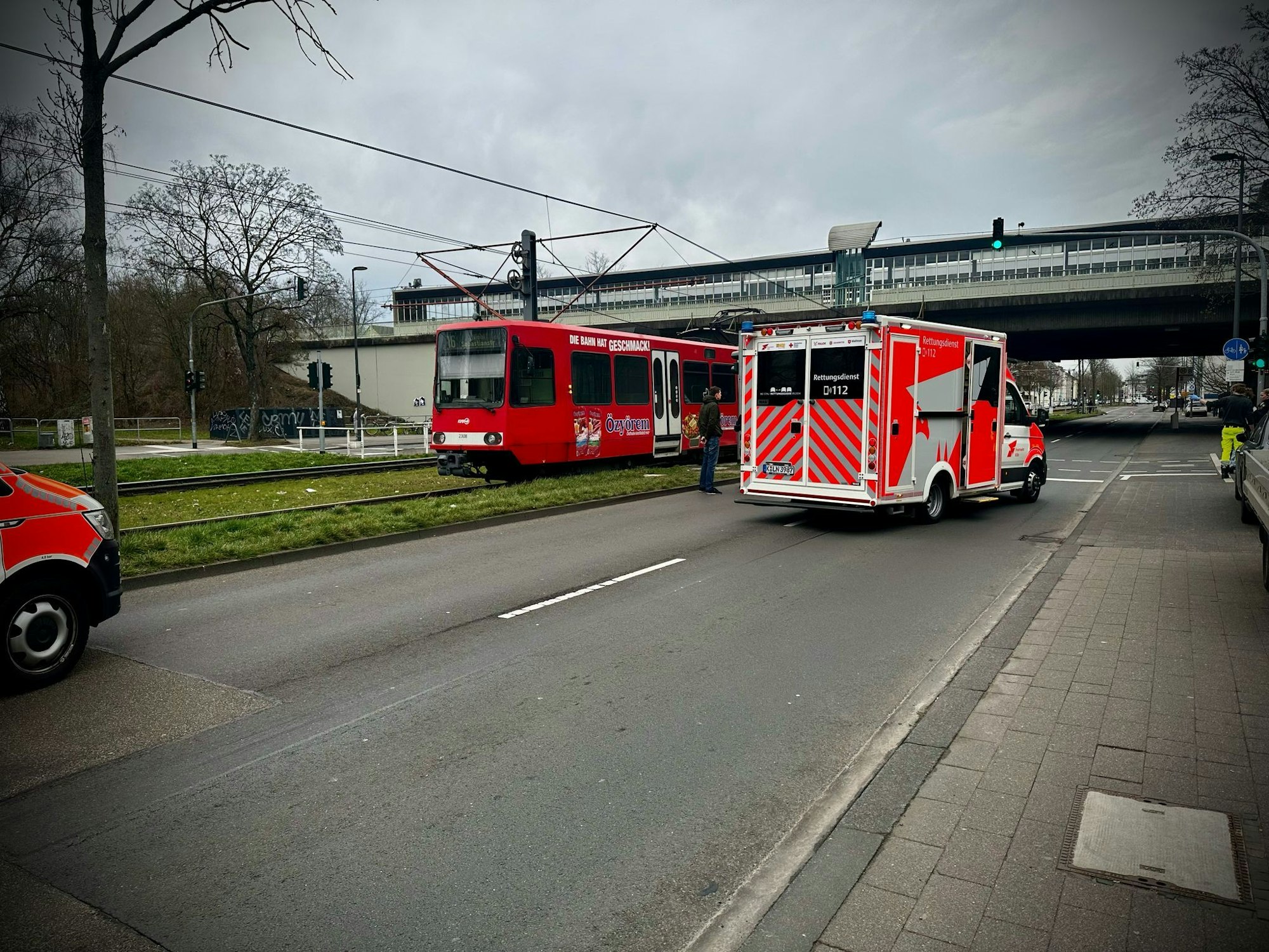 An der Haltestelle Amsterdamer Straße/Gürtel kam es am Montagmorgen (24. Februar 2025) zu einem schweren Verkehrsunfall.