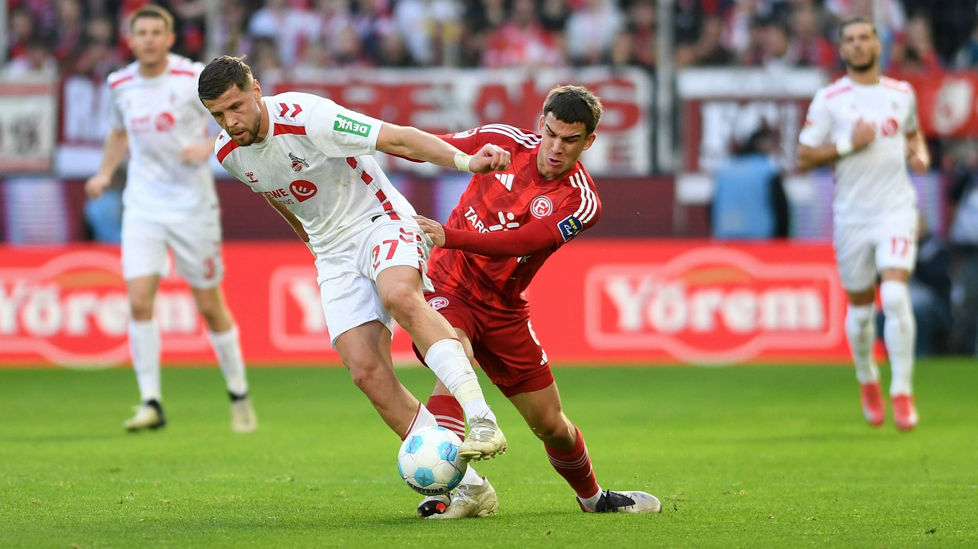 Imad Rondic im Zweikampf mit Giovanni Haag.