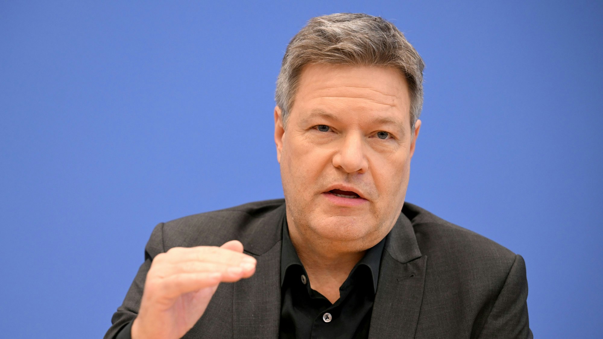 Robert Habeck macht eine Handgeste.