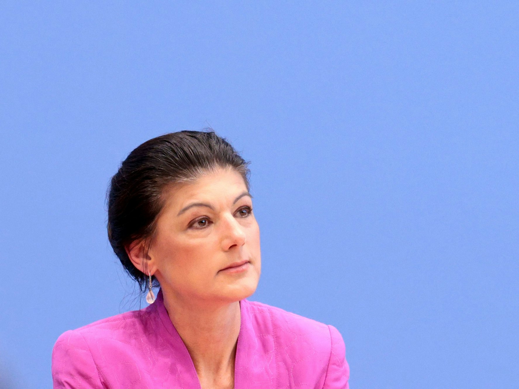24.02.2025, Berlin: Sahra Wagenknecht, Spitzenkandidatin und Parteivorsitzende vom Bündnis Sahra Wagenknecht (BSW), verfolgt im Haus der Bundespressekonferenz eine Pressekonferenz. Am Vortag fand die vorgezogene Wahl zum 21. Deutschen Bundestag statt Foto: Carsten Koall/dpa +++ dpa-Bildfunk +++
