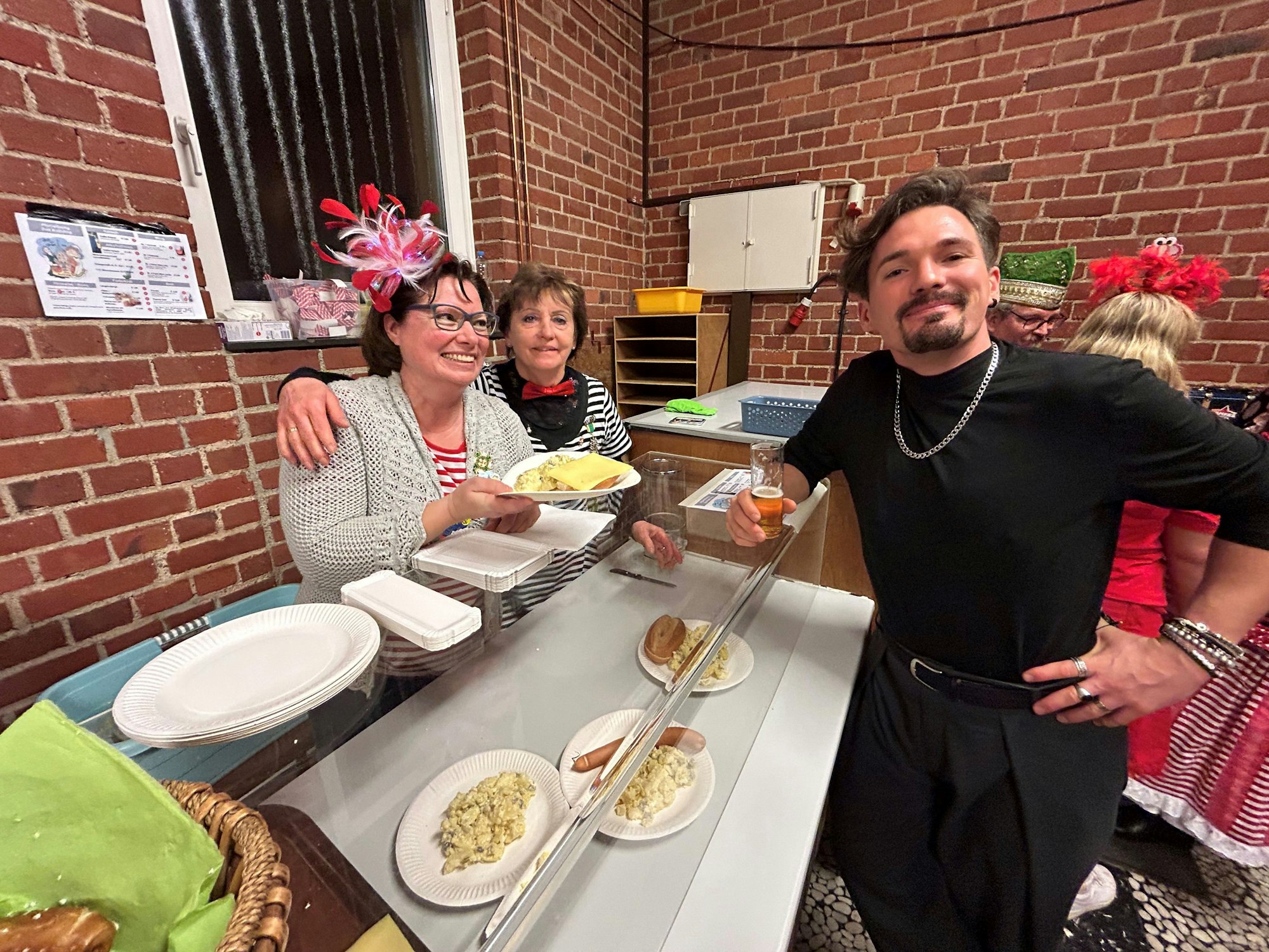 Dominik Schönenborn steht an der Theke mit dem Essen.