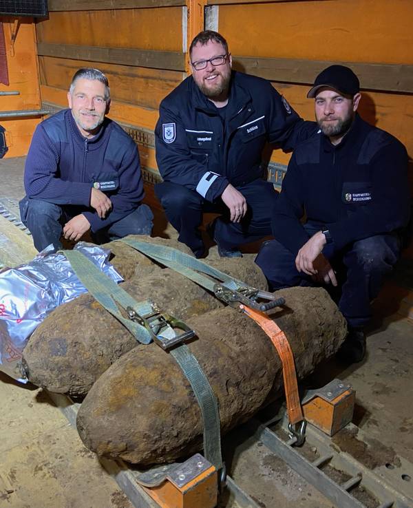 Personen stehen in der Nähe eines Bombenfundes in Köln.