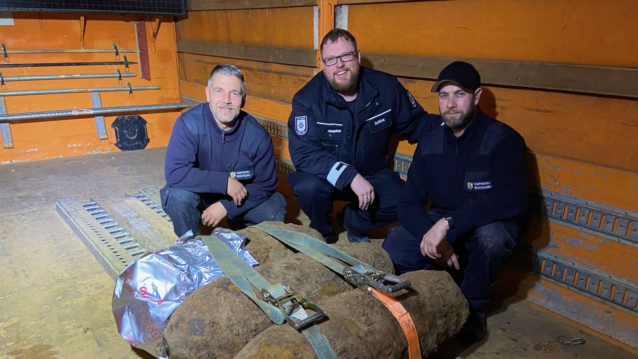 Personen stehen in der Nähe eines Bombenfundes in Köln.