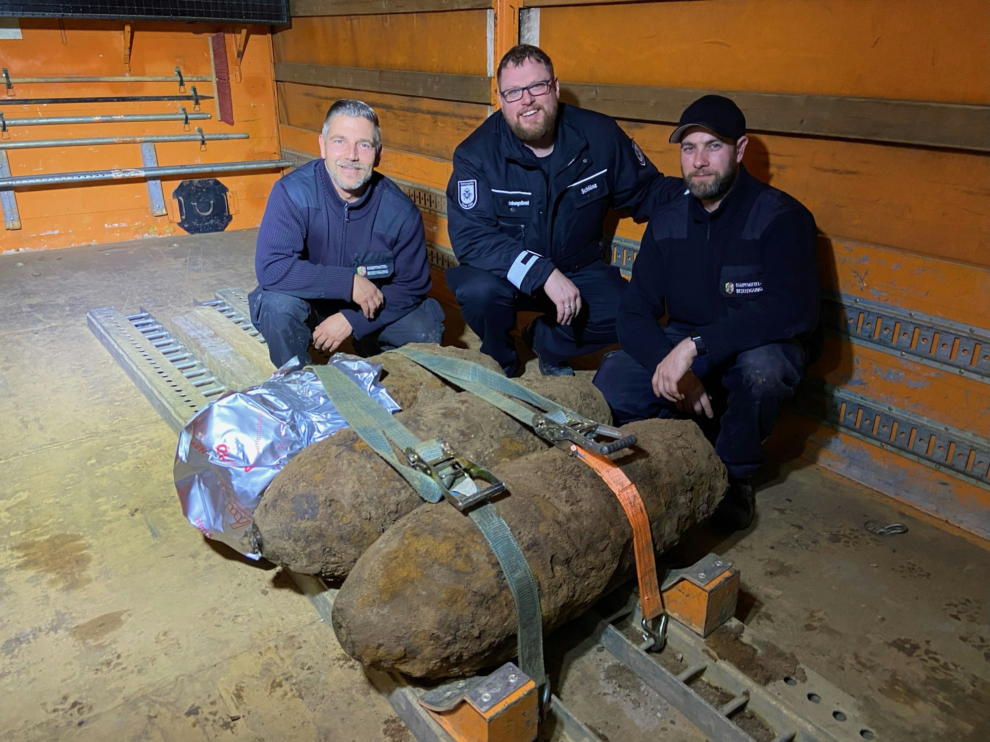 Personen stehen in der Nähe eines Bombenfundes in Köln.