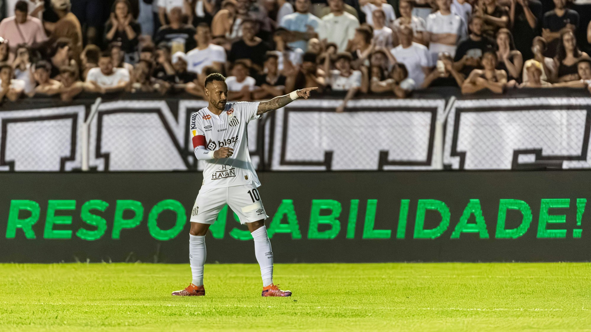 Neymar jubelt nach seinem Tor.