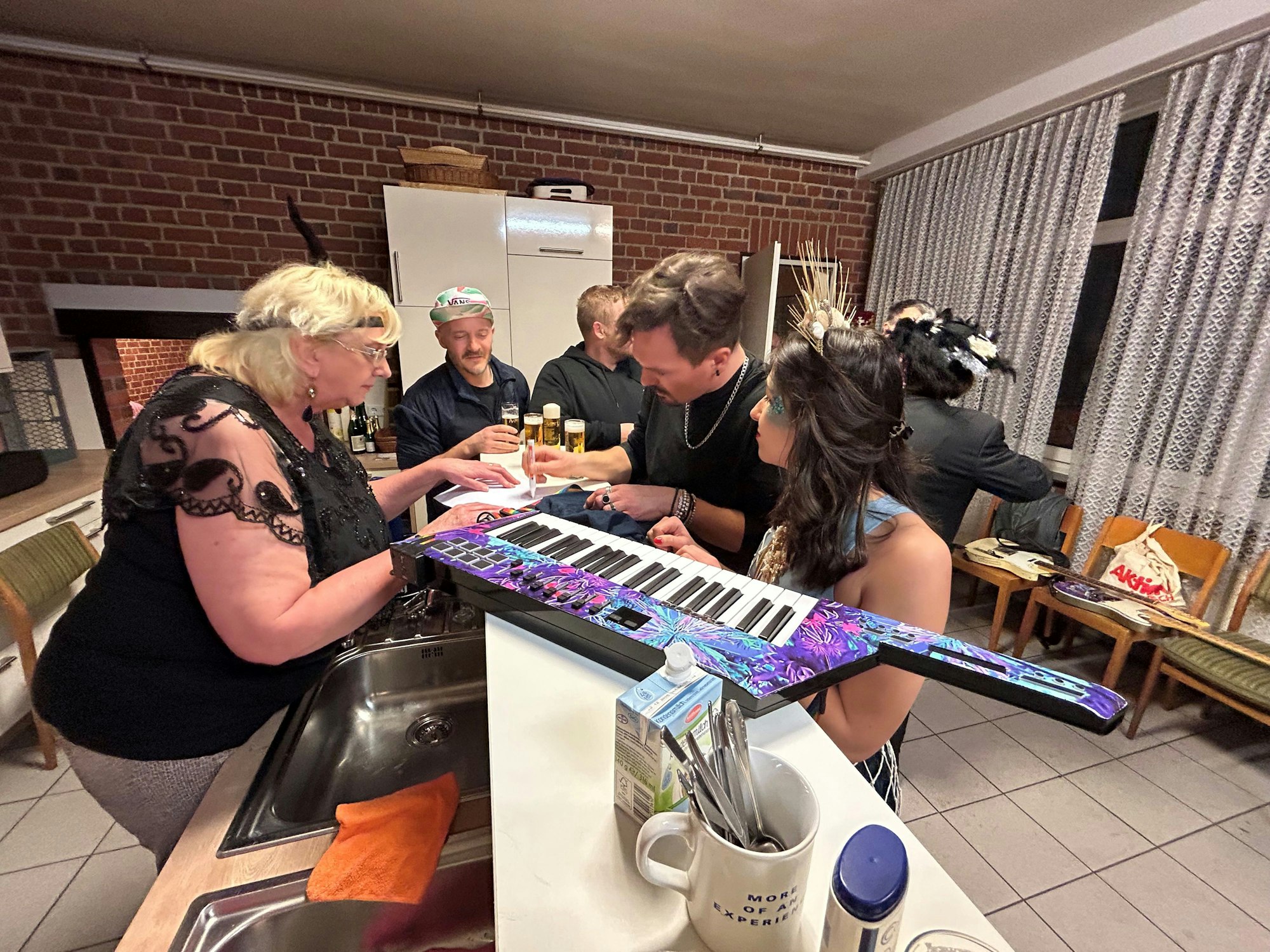 Cat Ballou geben Autogramme.