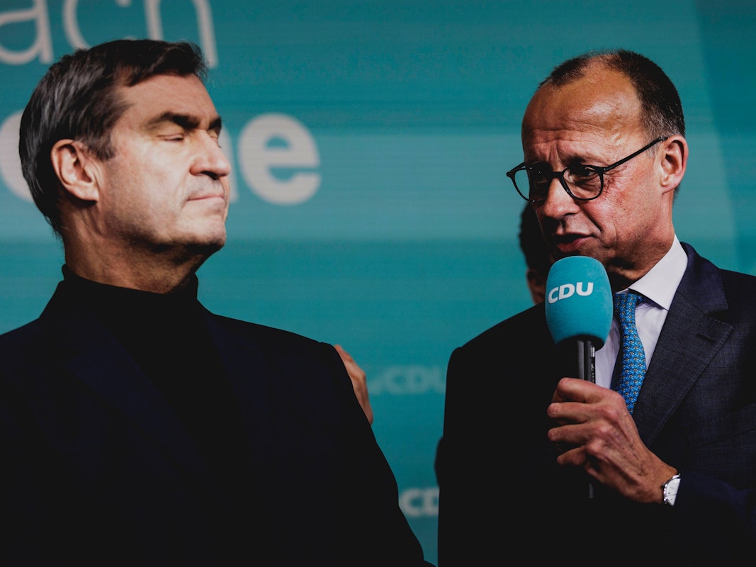 Markus Söder steht neben Friedrich Merz.