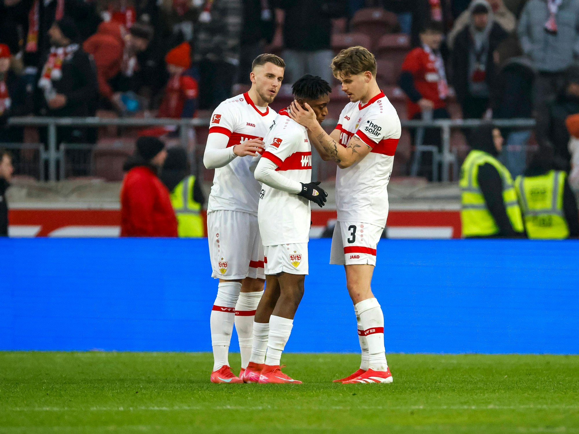 Ermedin Demirovic und Ramon Hendriks trösten Justin Diehl auf dem Platz.