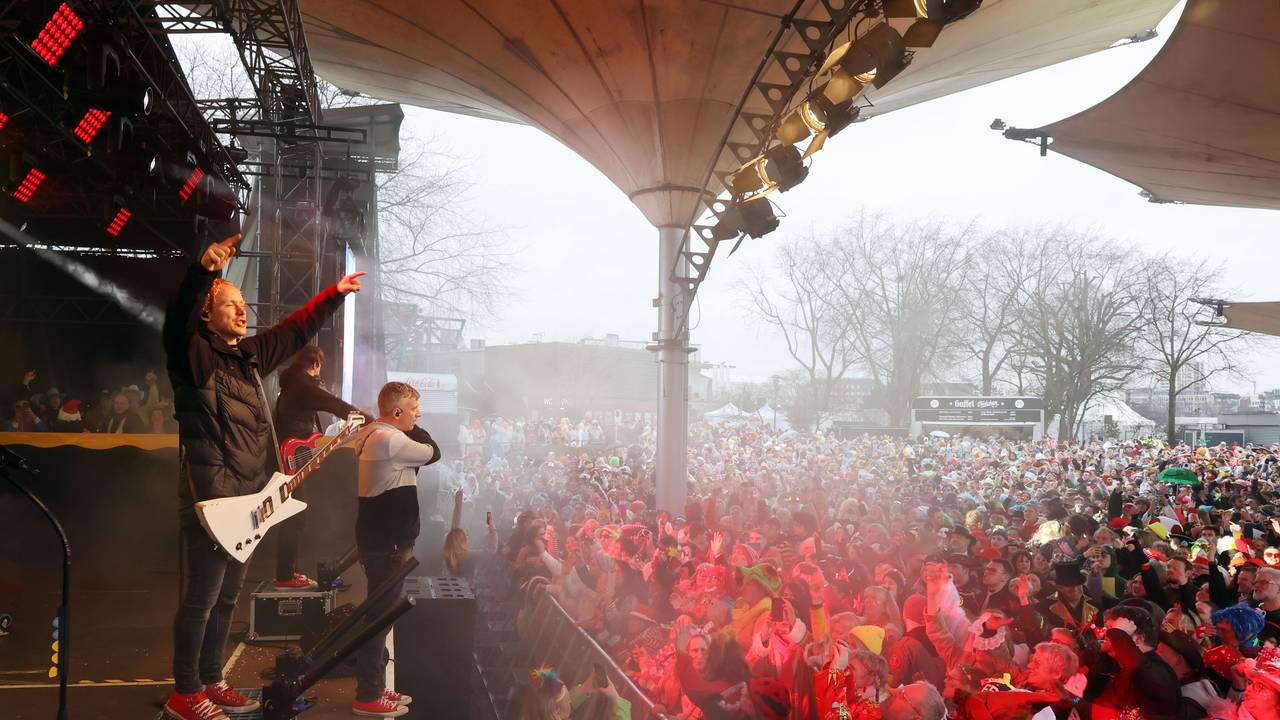 Der Tanzbrunnen ist ein fester Bestandteil der Karnevalslocations in Köln - wie hier im vergangenen Jahr. Kasalla ist auch wieder dabei.