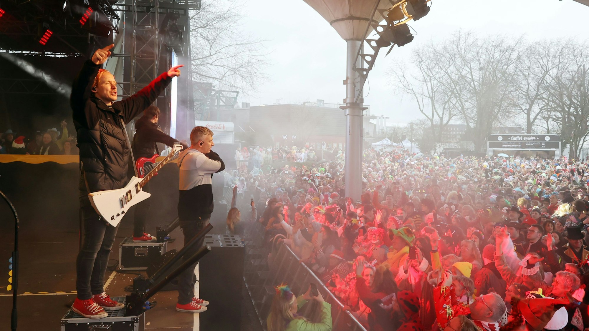 Der Tanzbrunnen ist ein fester Bestandteil der Karnevalslocations in Köln - wie hier im vergangenen Jahr. Kasalla ist auch wieder dabei.