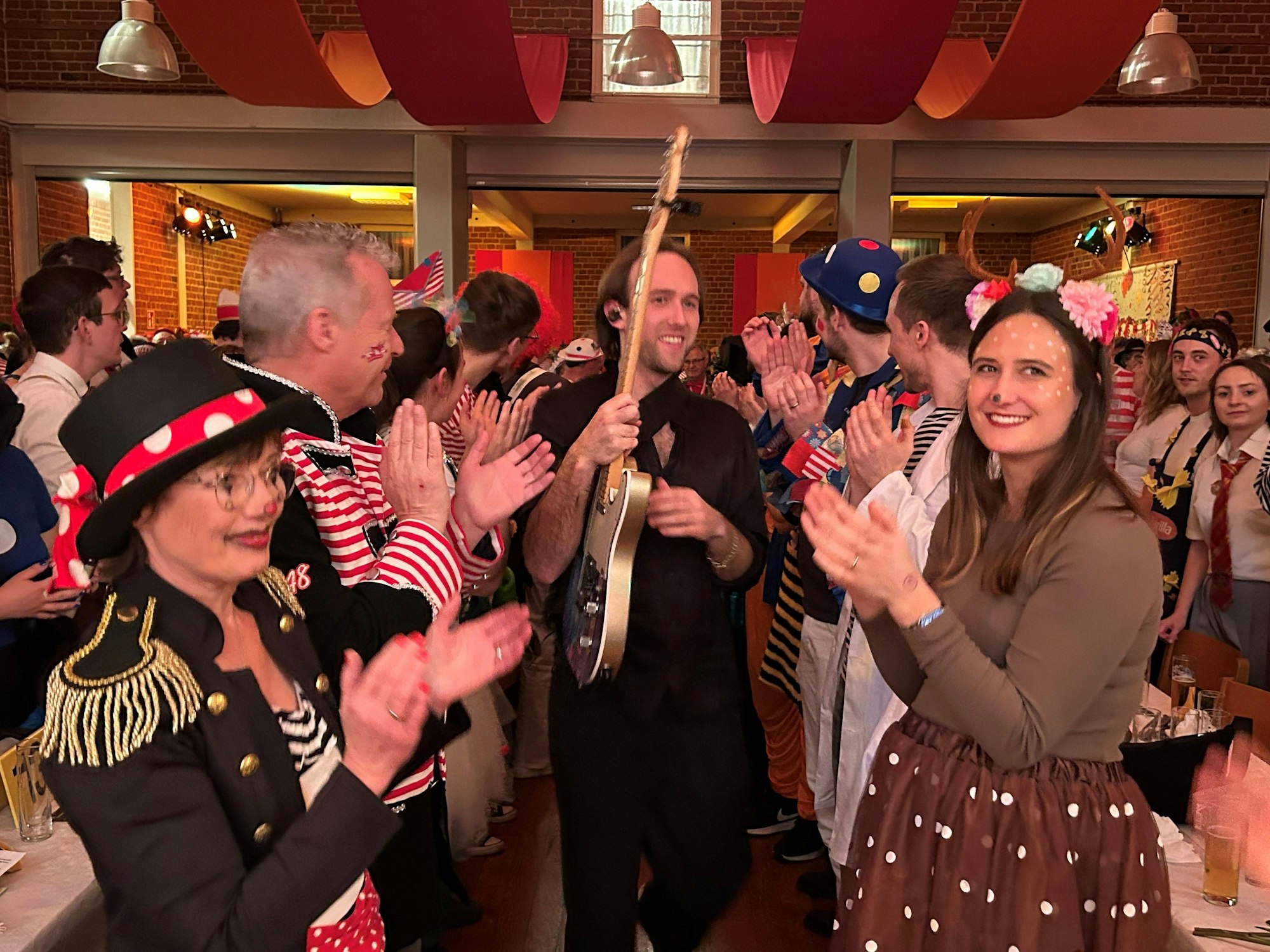 Yannick Richter von Cat Ballou geht zur Bühne.