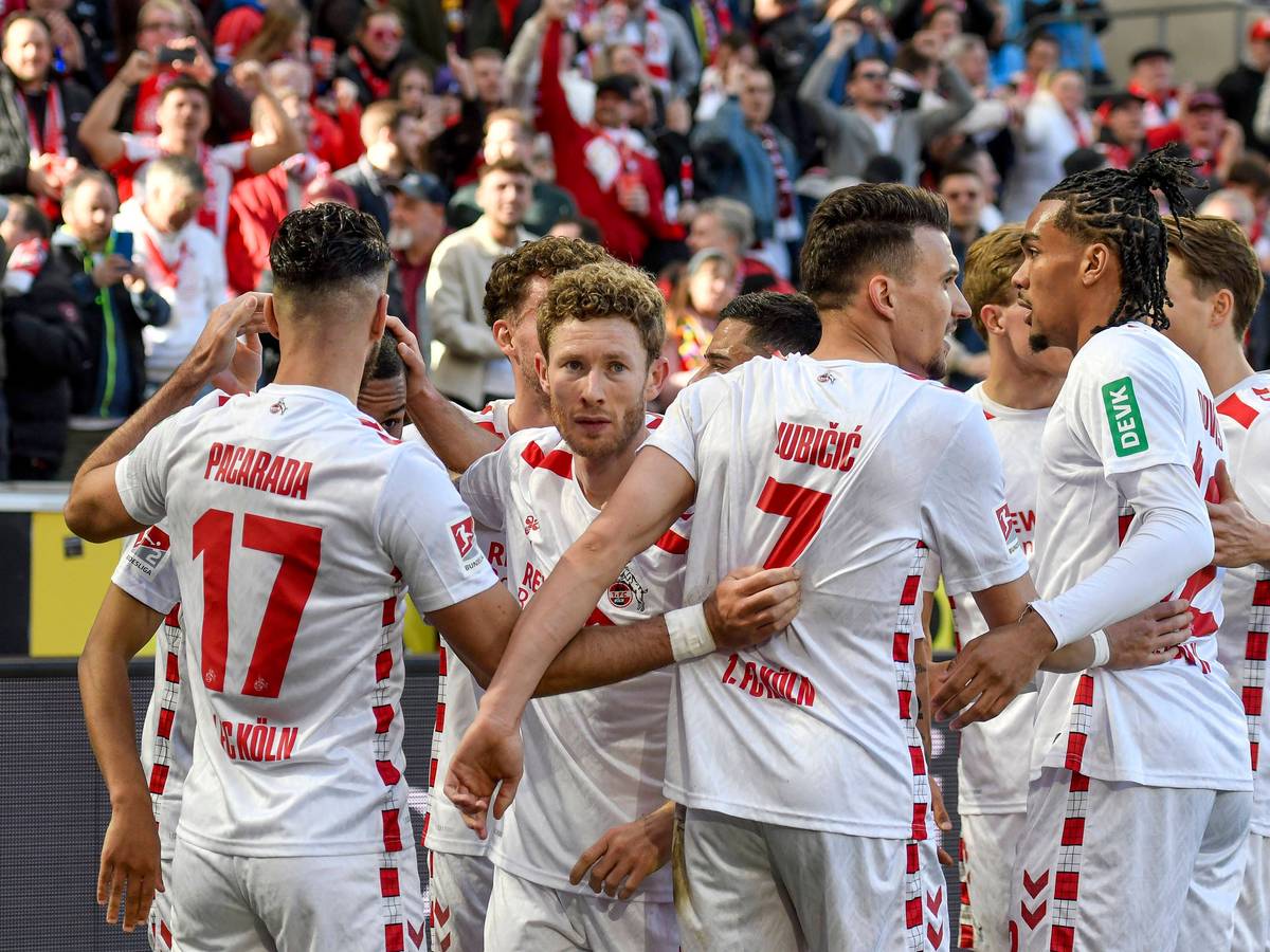 Die Mannschaft des 1. FC Köln bejubelt den zwischenzeitlichen Führungstreffer gegen Fortuna Düsseldorf.