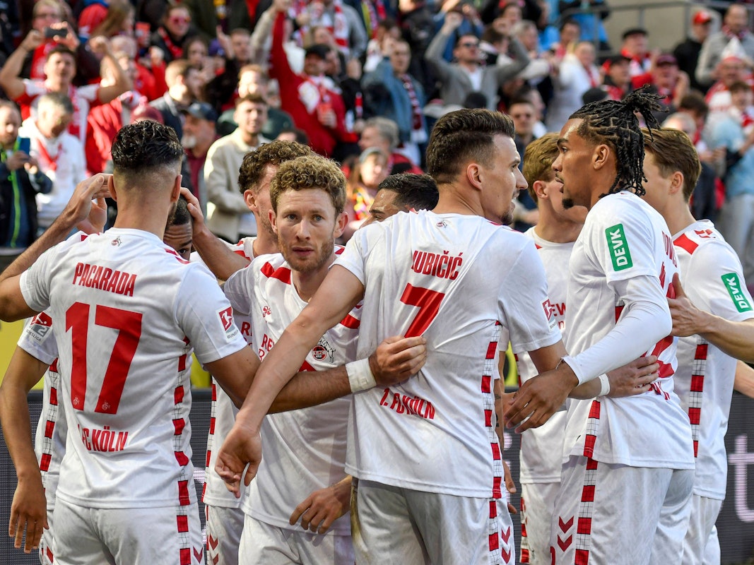 Die Mannschaft des 1. FC Köln bejubelt den zwischenzeitlichen Führungstreffer gegen Fortuna Düsseldorf.