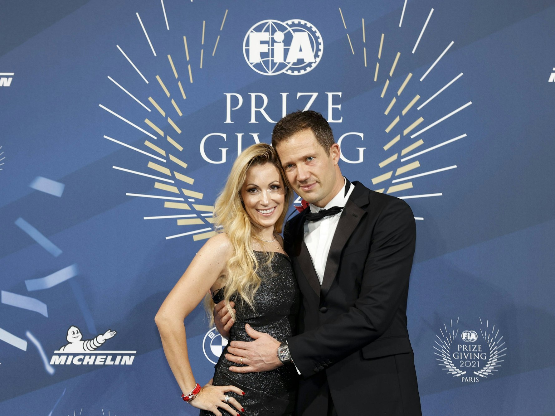 Sébastien Ogier und Andrea Kaiser posieren auf dem roten Teppich.