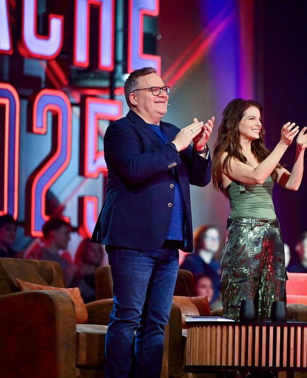 Die Juroren Elton (l-r), Yvonne Catterfeld und Stefan Raab stehen in der ersten Show beim deutschen Vorentscheid des Eurovision Song Contest ESC) auf der Bühne.