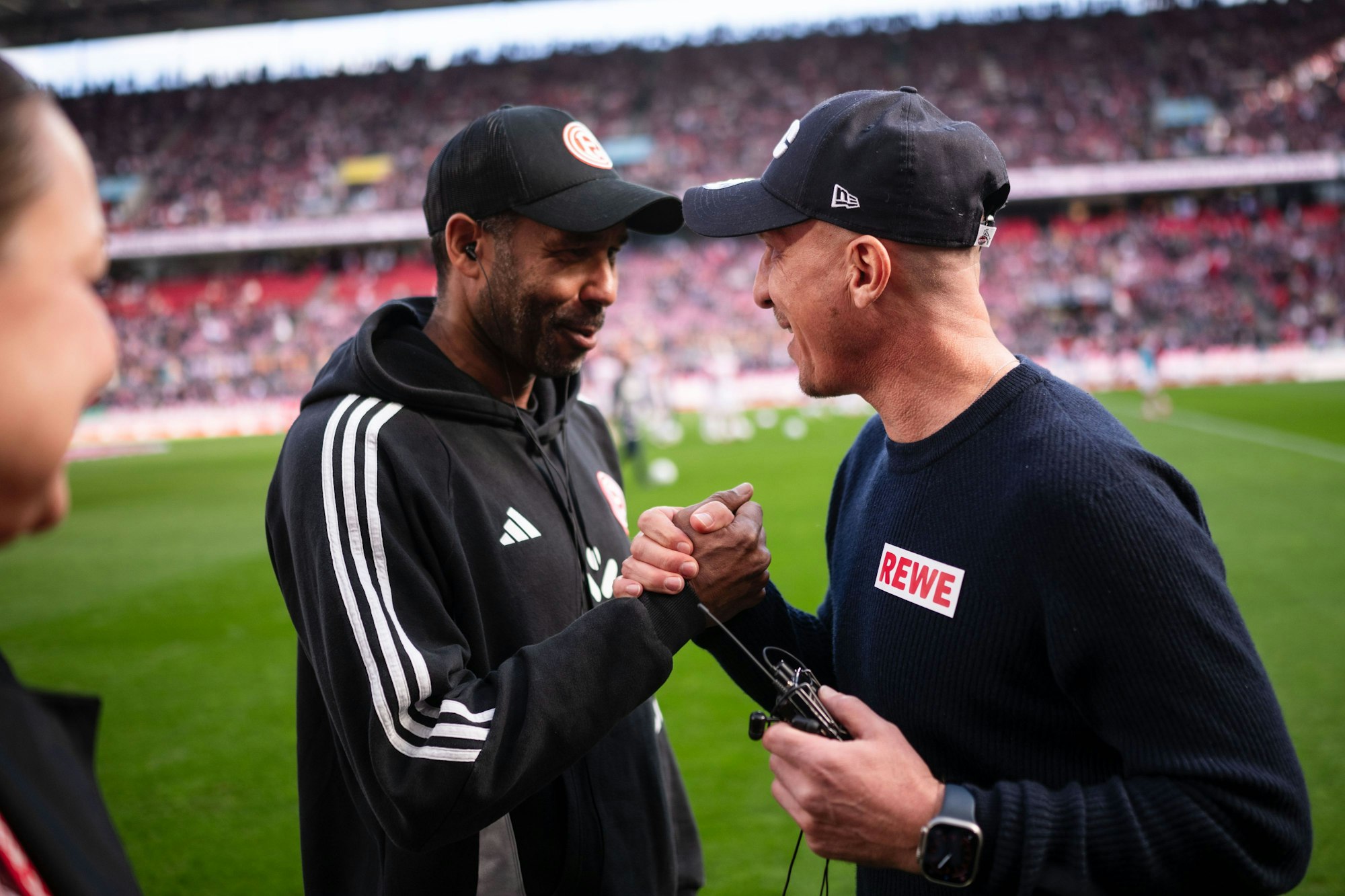 Gerhard Struber und Daniel Thioune begrüßen sich vor der Partie.