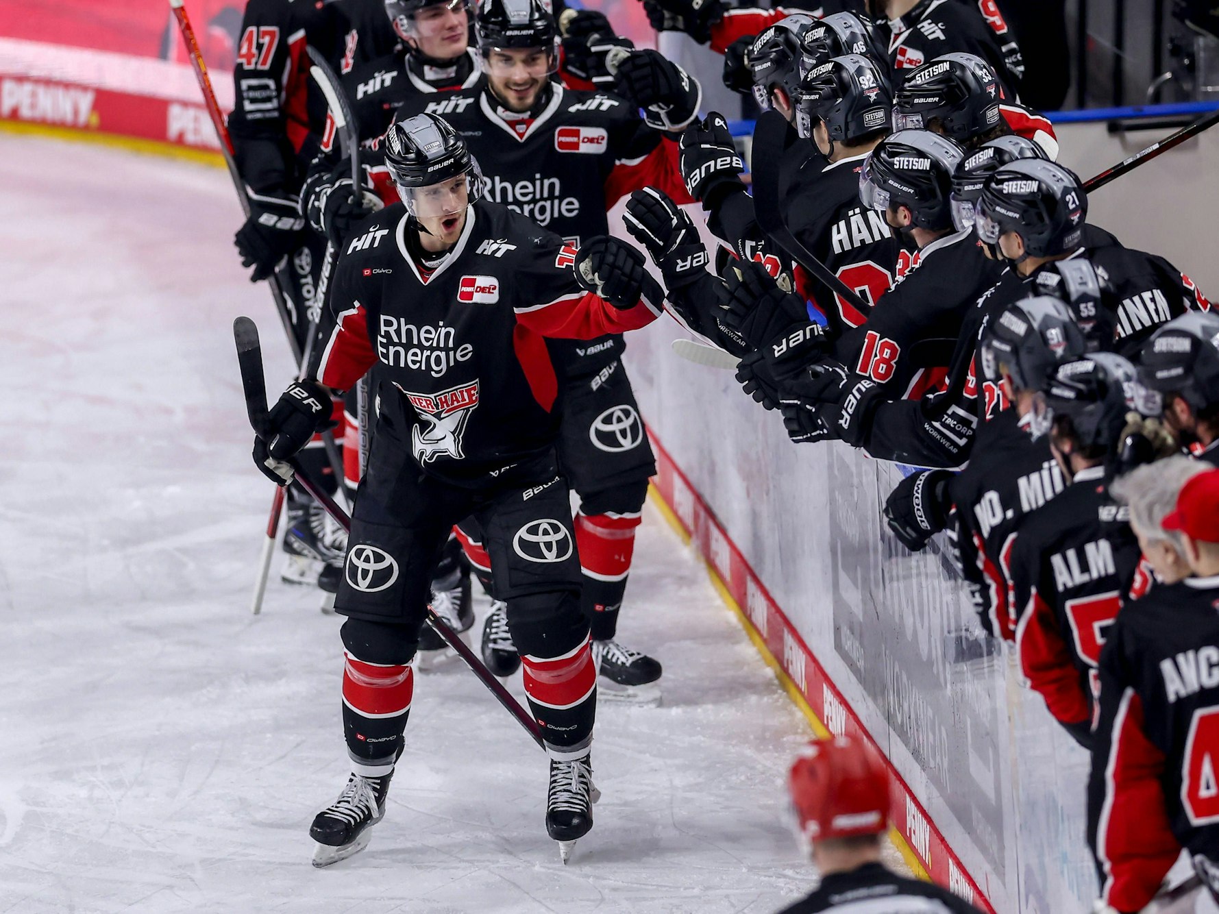Lanxess-Arena Köln: Torjubel nach dem 3:2 durch Louis-Marc Aubry (Kölner Haie),