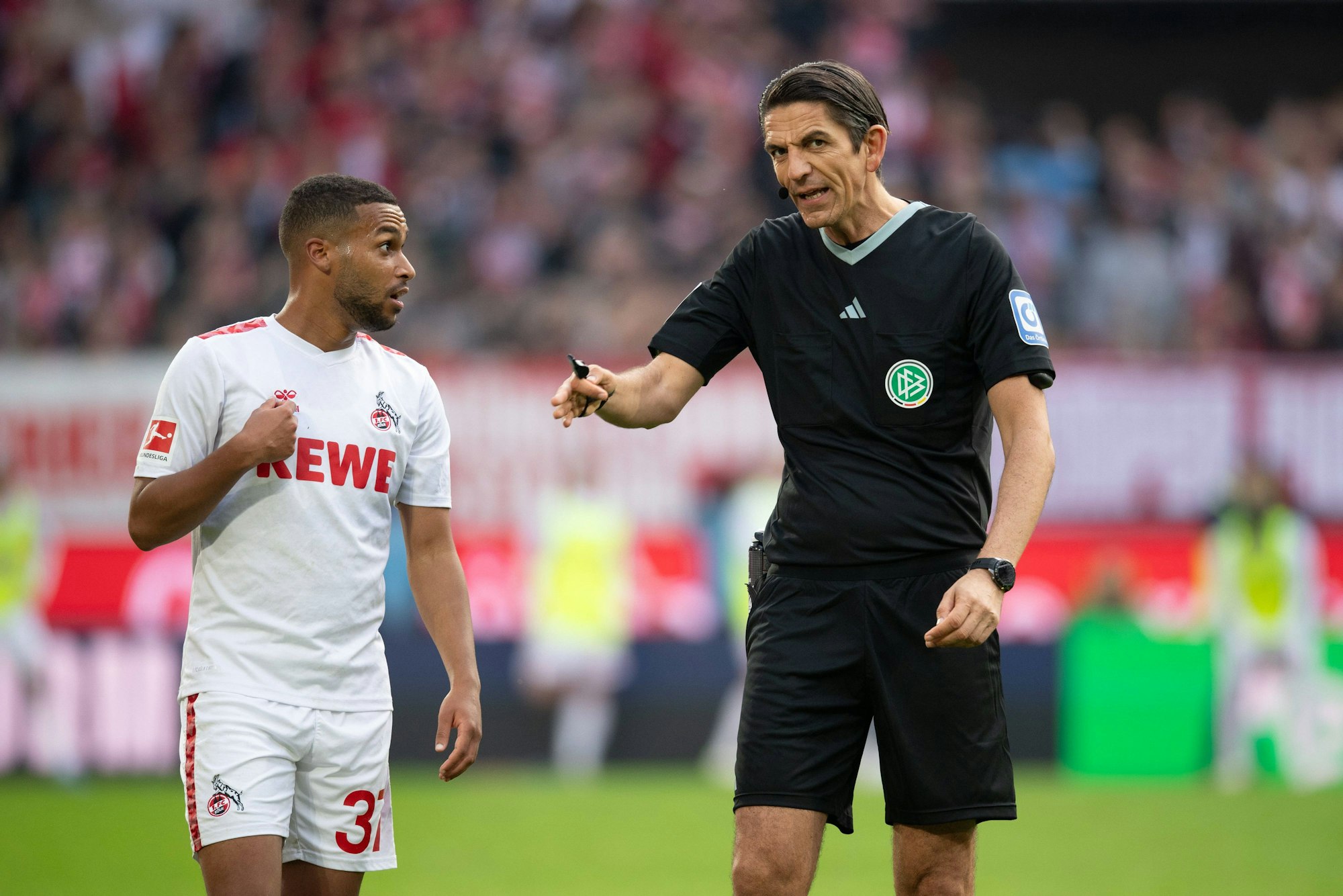 Deniz Aytekin diskutiert mit Linton Maina.