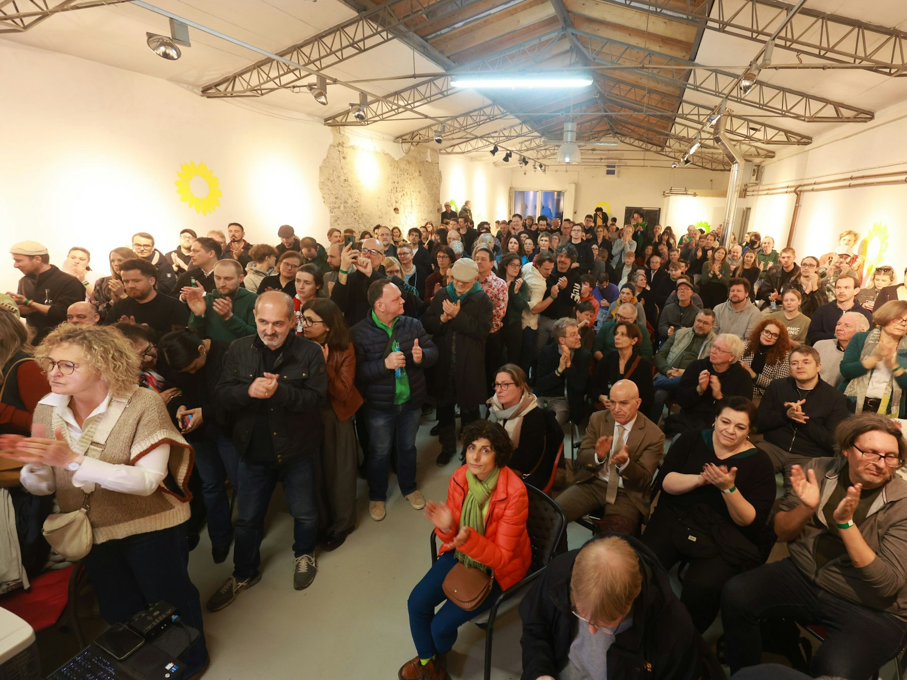 Publikum applaudiert bei der Wahlparty der Grünen am Abend in Köln.