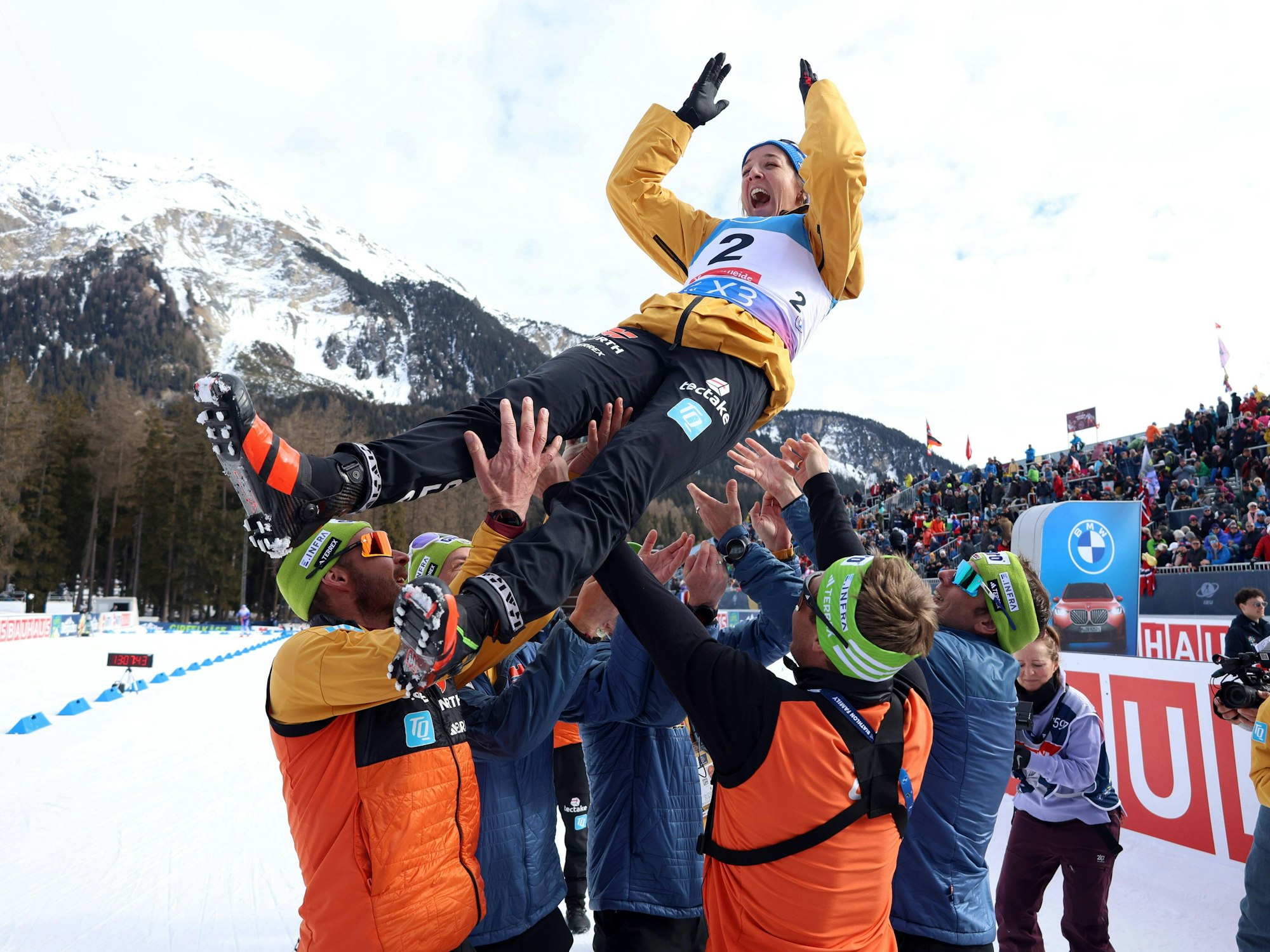 Franziska Preuß wird vom deutschen Team in die Luft geworfen.