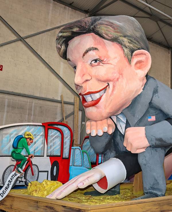 Figuren von Elon Musk und Alice Weidel auf einem Wagen des Rosenmontagszugs.