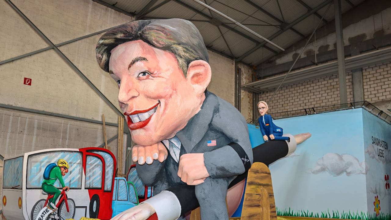 Figuren von Elon Musk und Alice Weidel auf einem Wagen des Rosenmontagszugs.