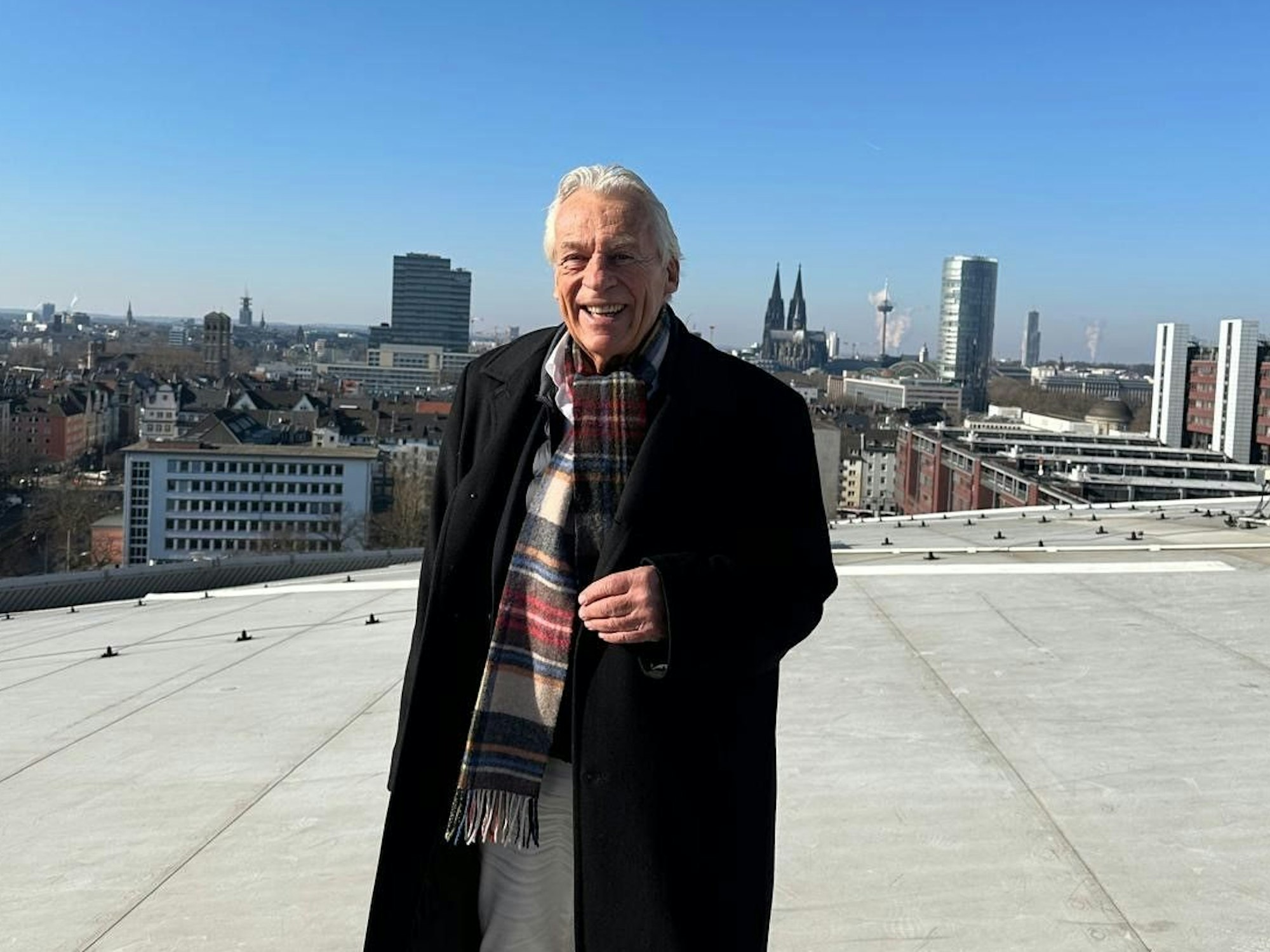 Musiker Pepe Lienhard steht auf der Lanxess-Arena.