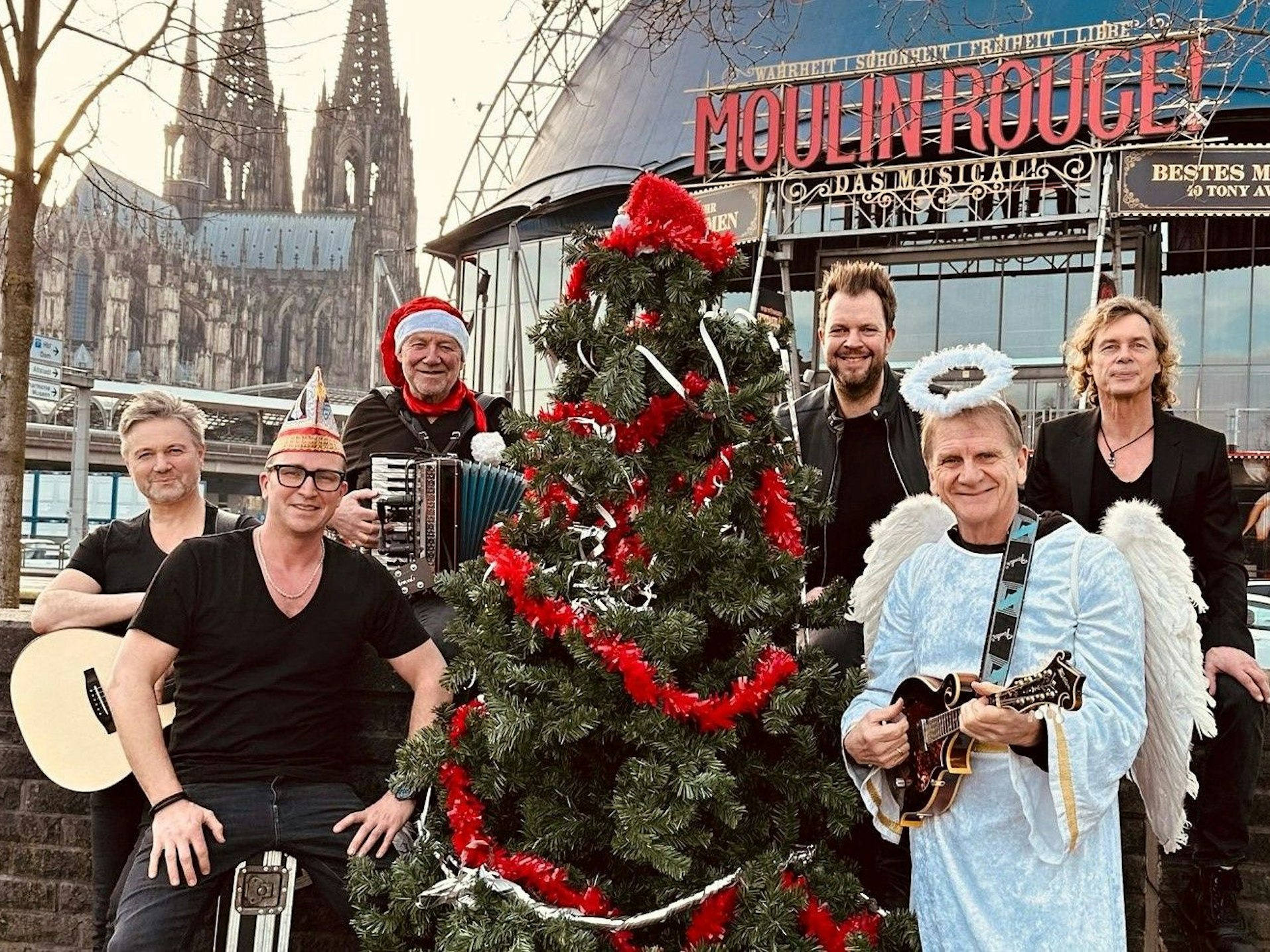 Die Paveier stehen vor dem Musical Dome.