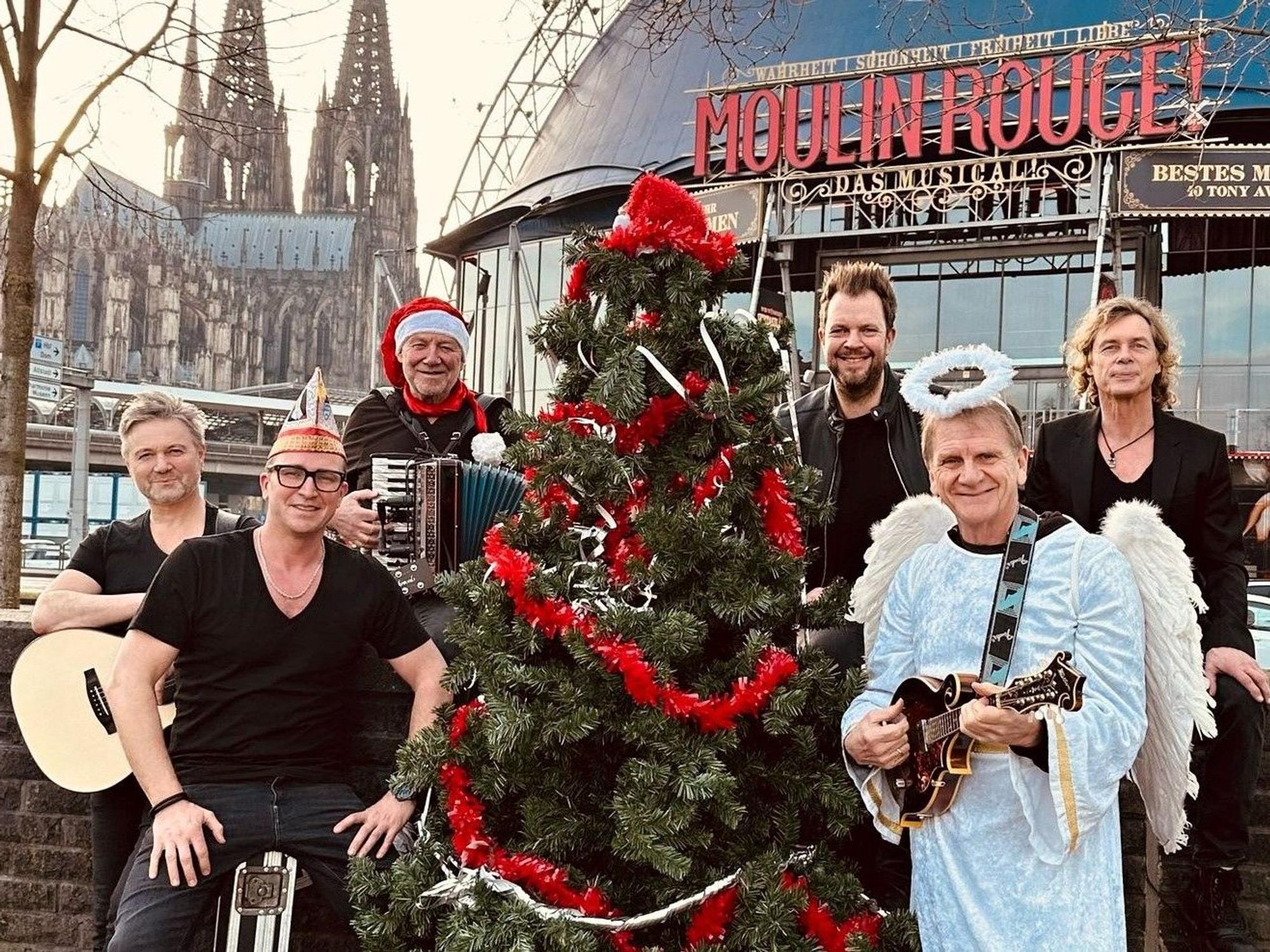 Die Paveier stehen vor dem Musical Dome.