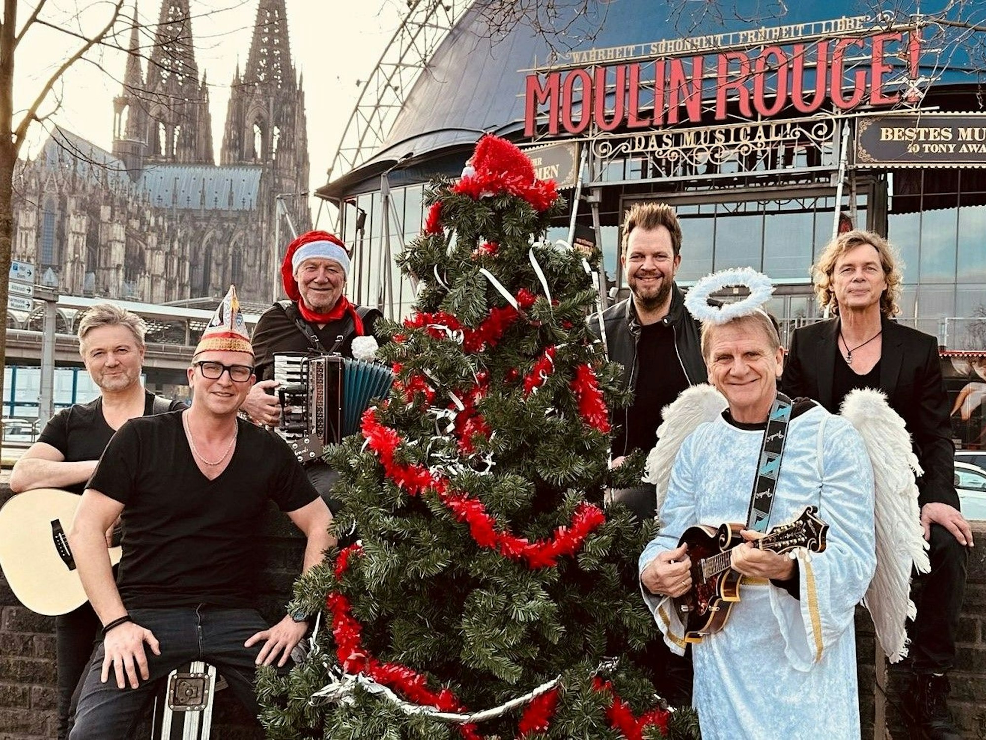 Die Paveier vor dem Musical Dome.