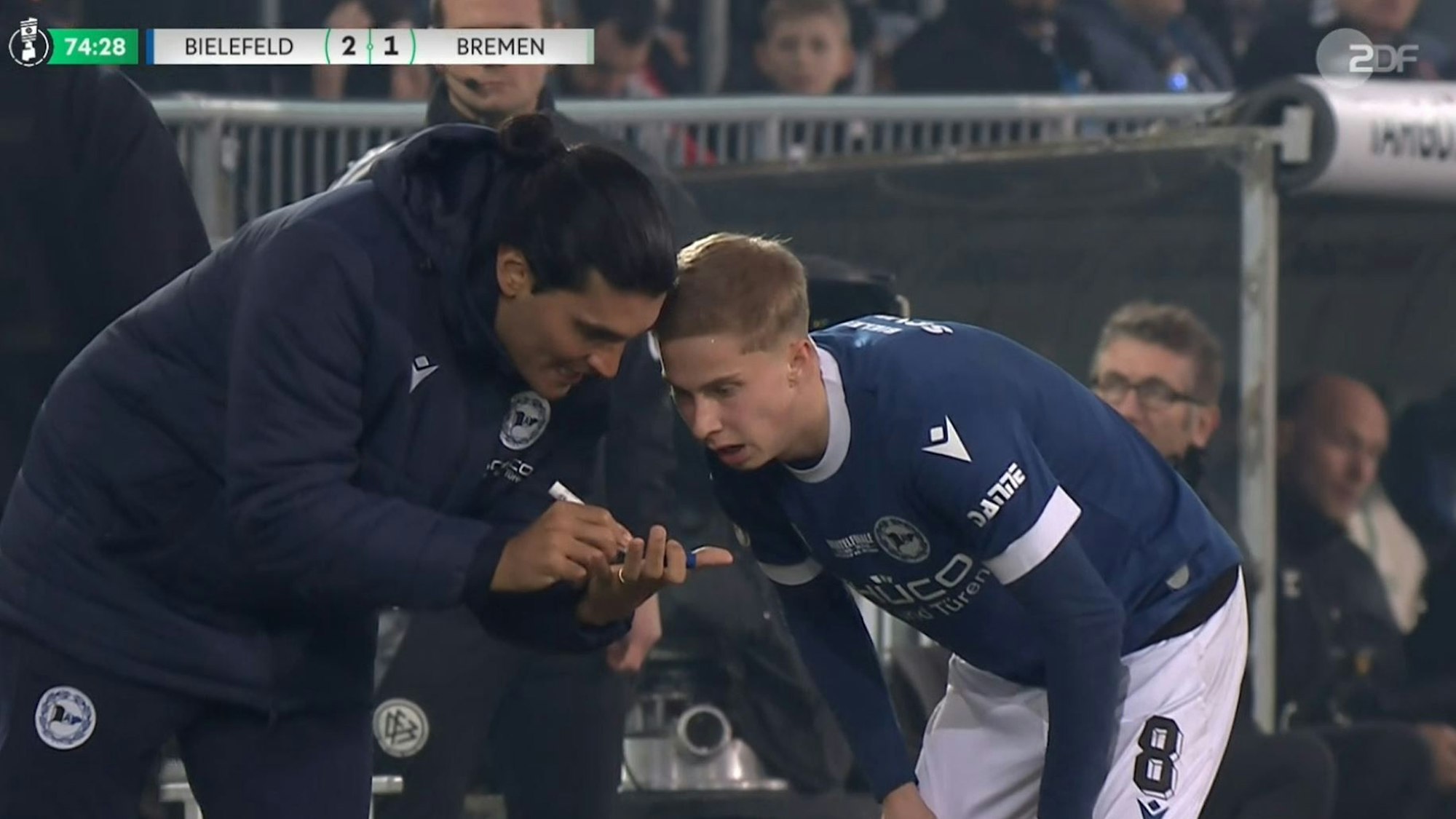 Bielefelds Co-Trainer Daniel Jara gibt Sam Schreck taktische Anweisungen.