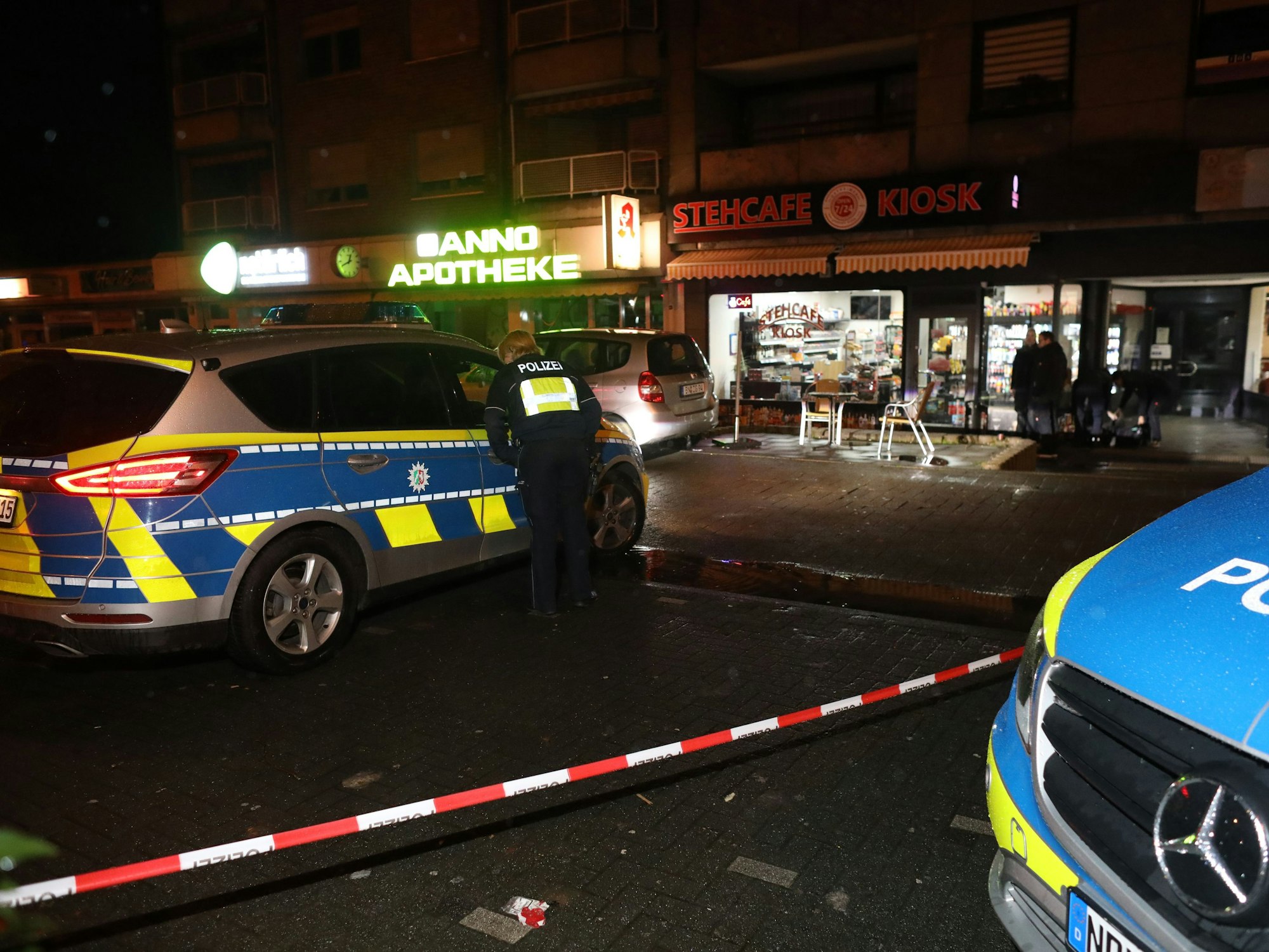 Polizeiautos auf einem Parkplatz