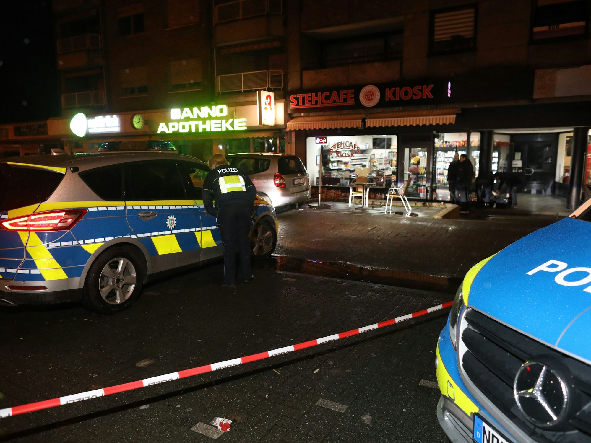 Nach einer Schussabgabe ist ein 33-jähriger Mann in einem Kiosk schwer verletzt wurden.