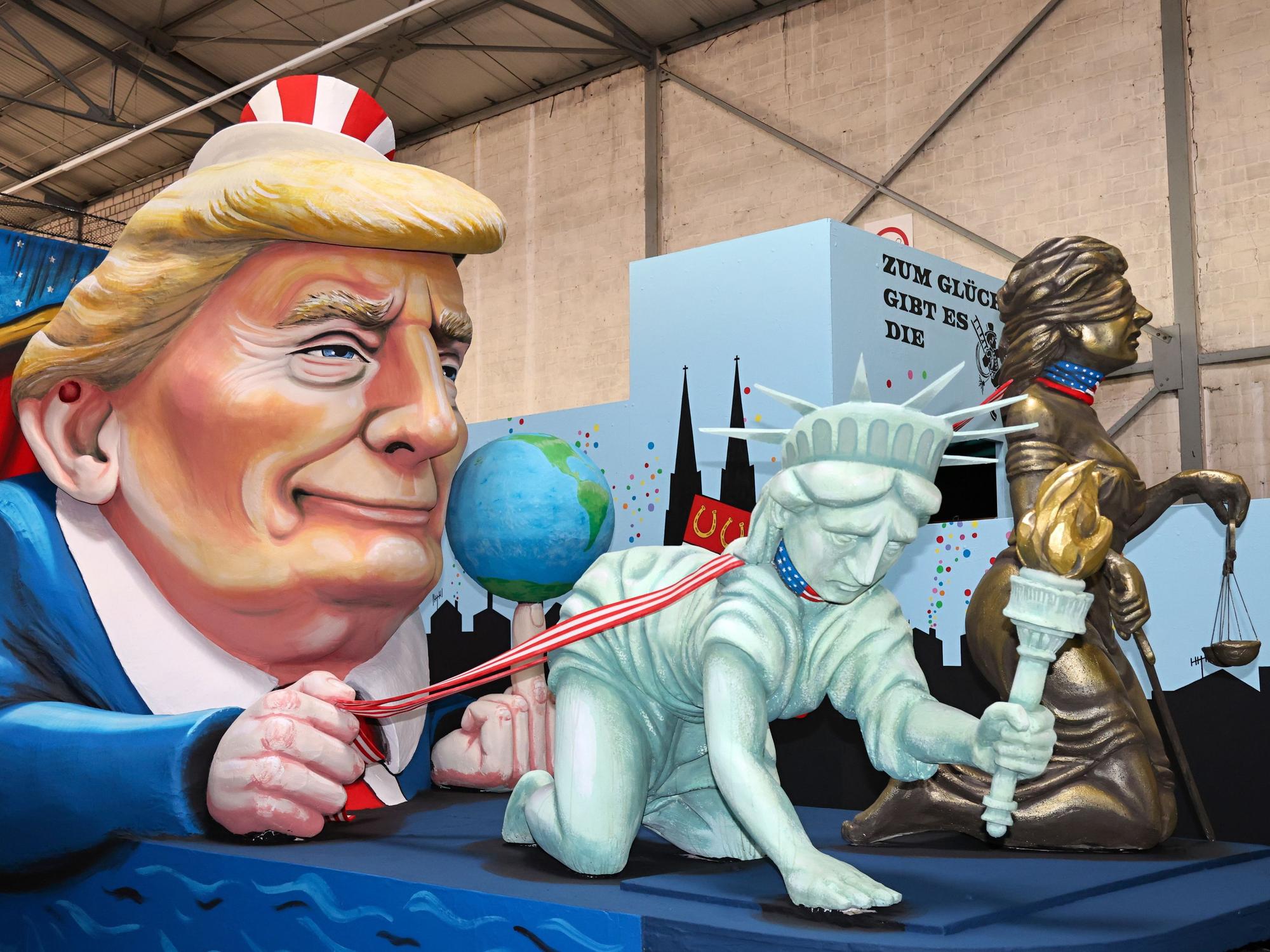 Rosenmontagszugwagen mit Donald Trump.