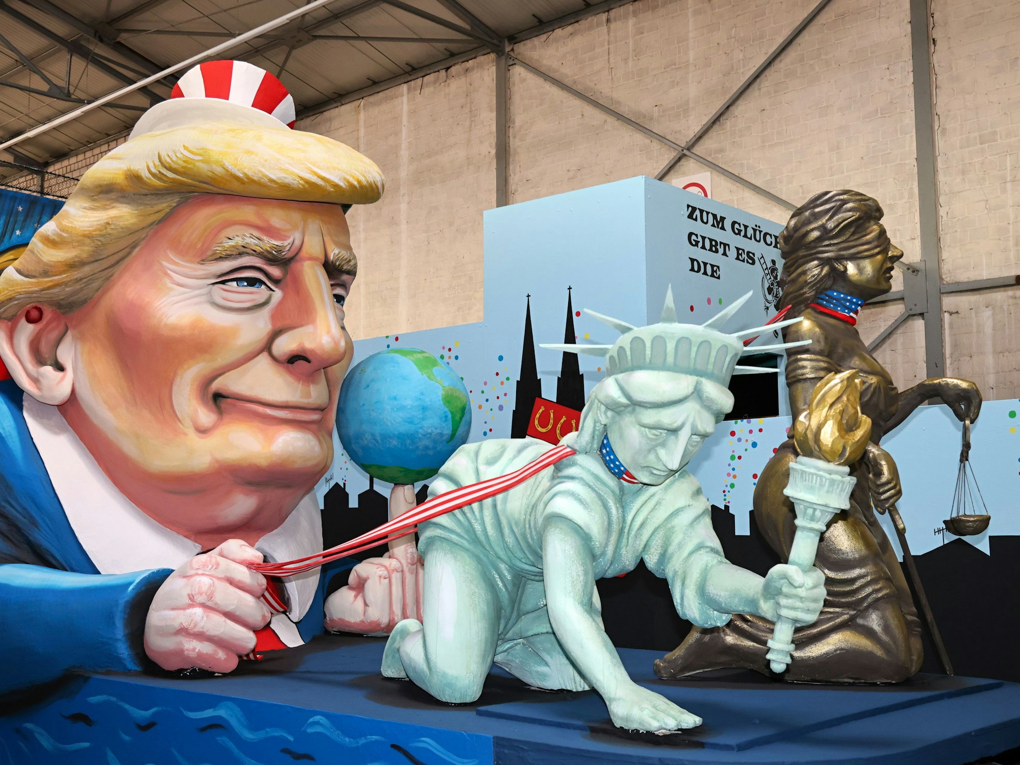 Donald Trump auf einem Wagen beim Rosenmontagszug.