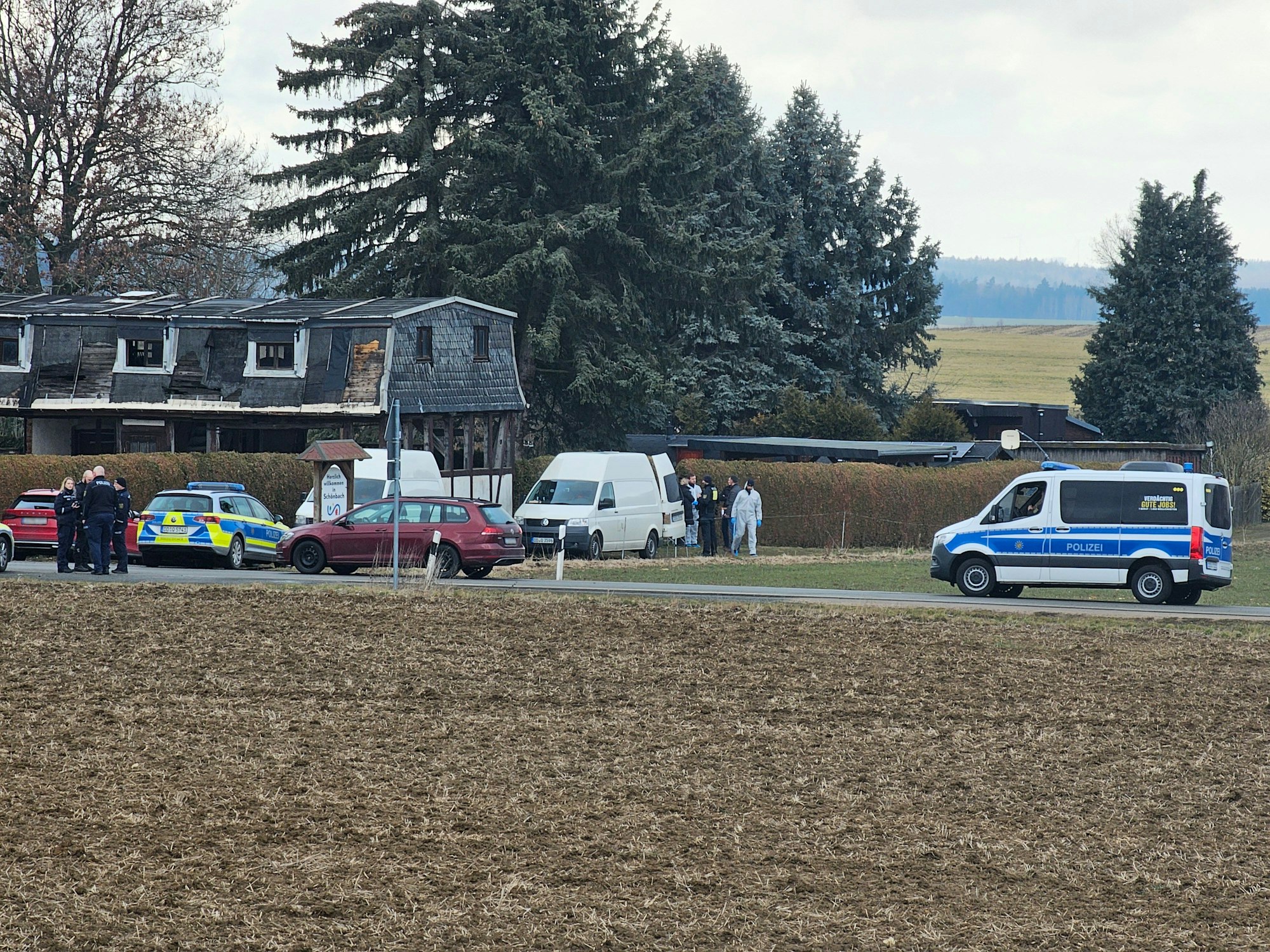 In der Gemeinde Neumark im Vogtland sind am 25. Februar 2025 drei Leichen gefunden worden. Die Polizei ermittelt.