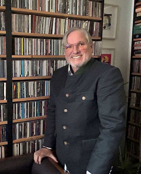 Ernst-Ludwig „Ernest“ Hartz steht vor unzähligen CDs.