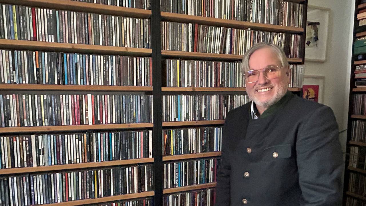 Ernst-Ludwig „Ernest“ Hartz steht vor unzähligen CDs.
