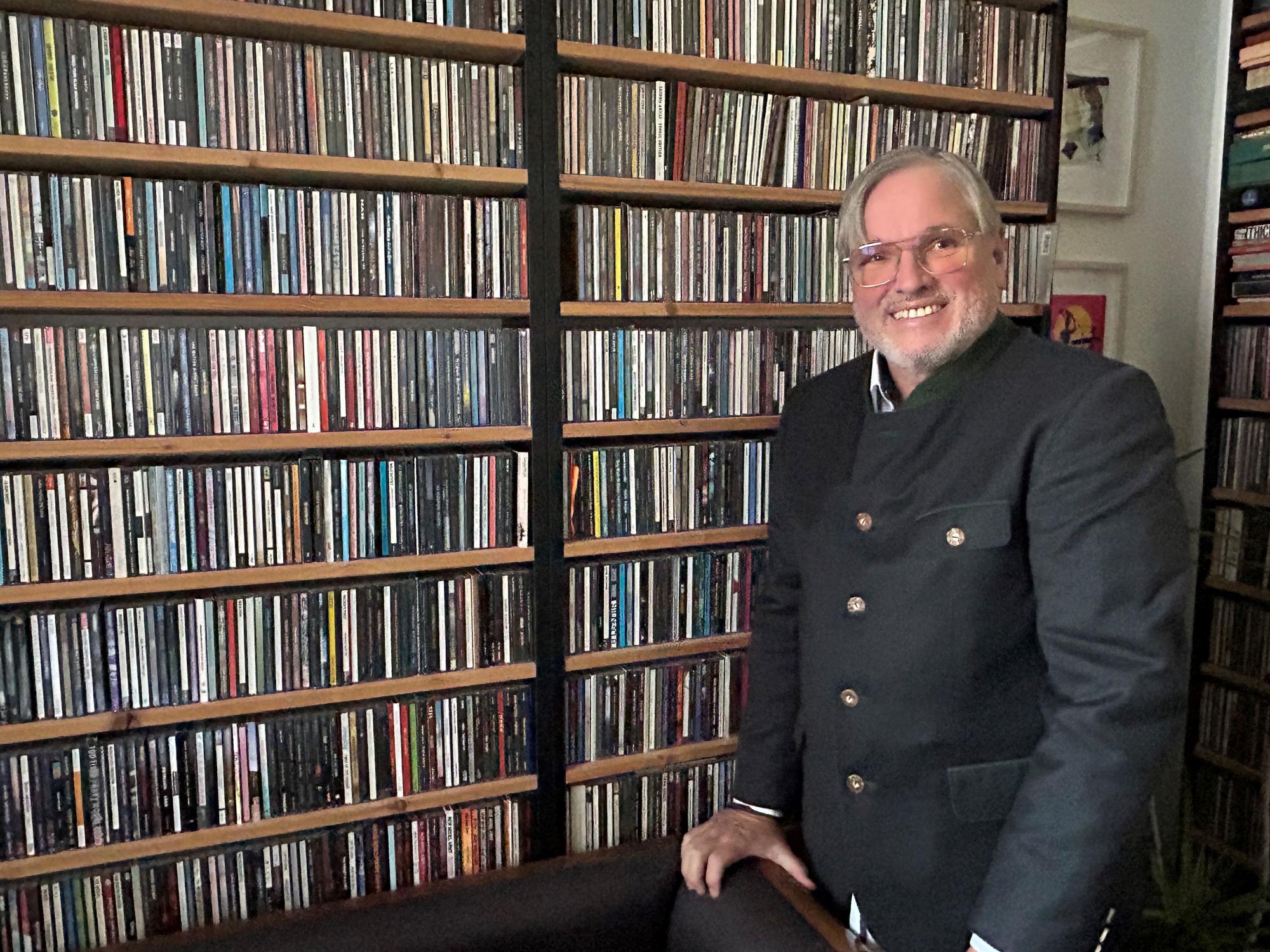 Ernst-Ludwig „Ernest“ Hartz steht vor unzähligen CDs.