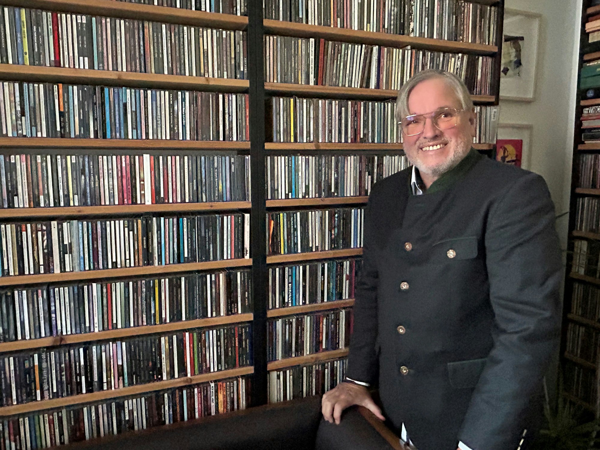 Ernst-Ludwig „Ernest“ Hartz steht vor unzähligen CDs.