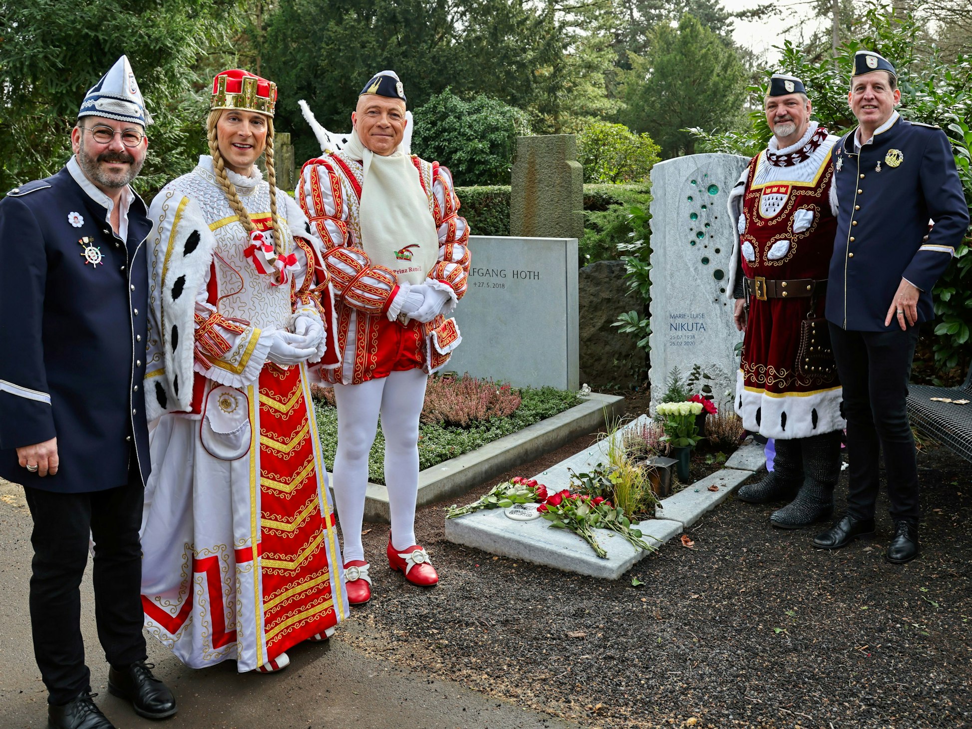 Dreigestirn am Grab von Marie-Luise Nikuta.