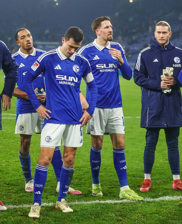Die Schalke-Profis bedanken sich nach der Niederlage gegen Magdeburg bei den Fans.