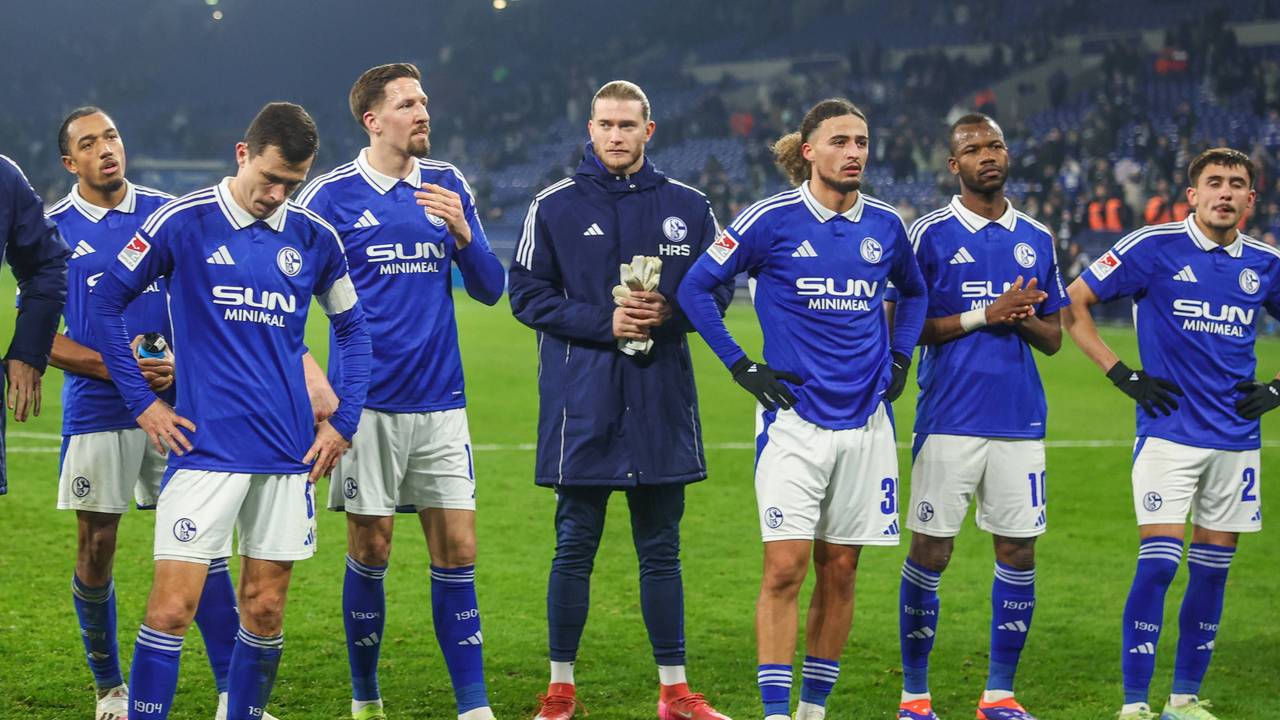 Die Schalke-Profis bedanken sich nach der Niederlage gegen Magdeburg bei den Fans.