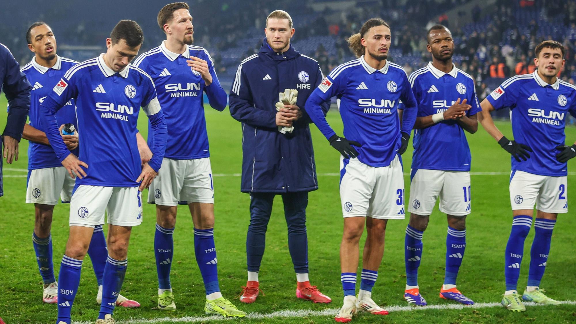 Die Schalke-Profis bedanken sich nach der Niederlage gegen Magdeburg bei den Fans.